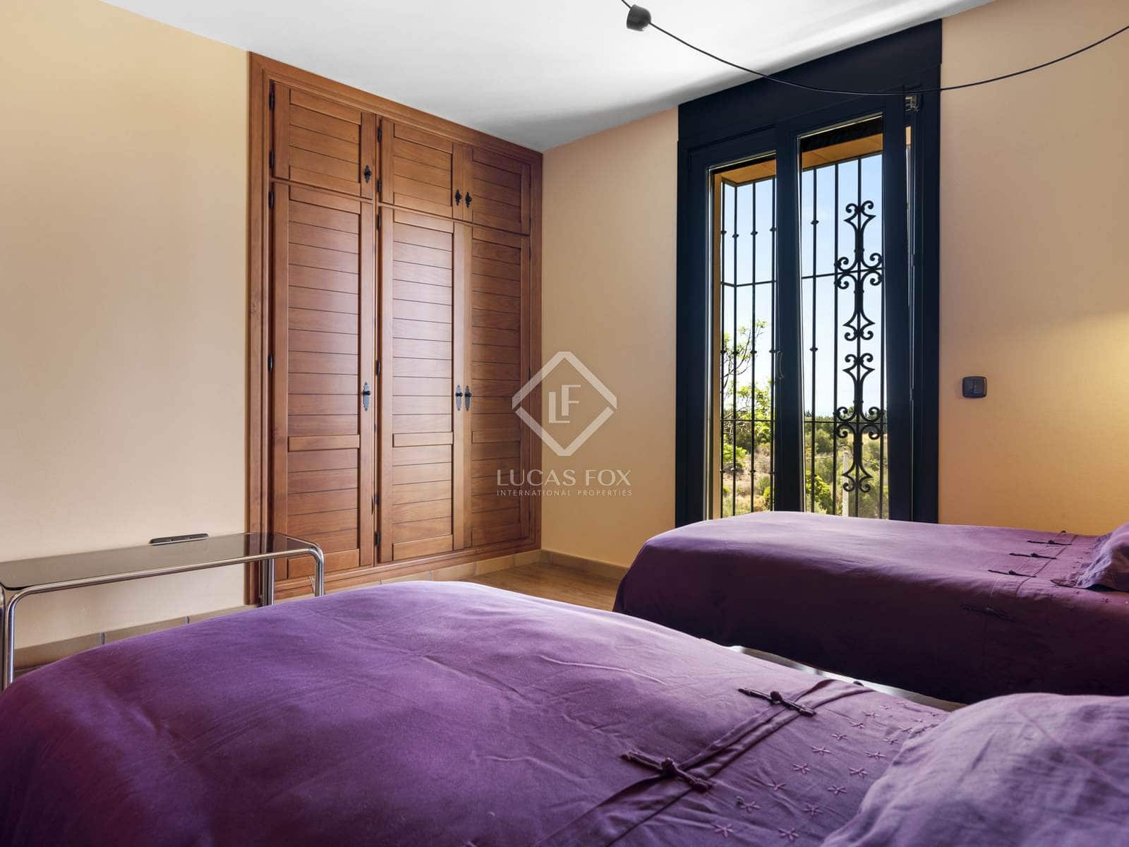 5 bedroom Villa for sale in Estepona - € 2,300,000 (Ref: 8475463)