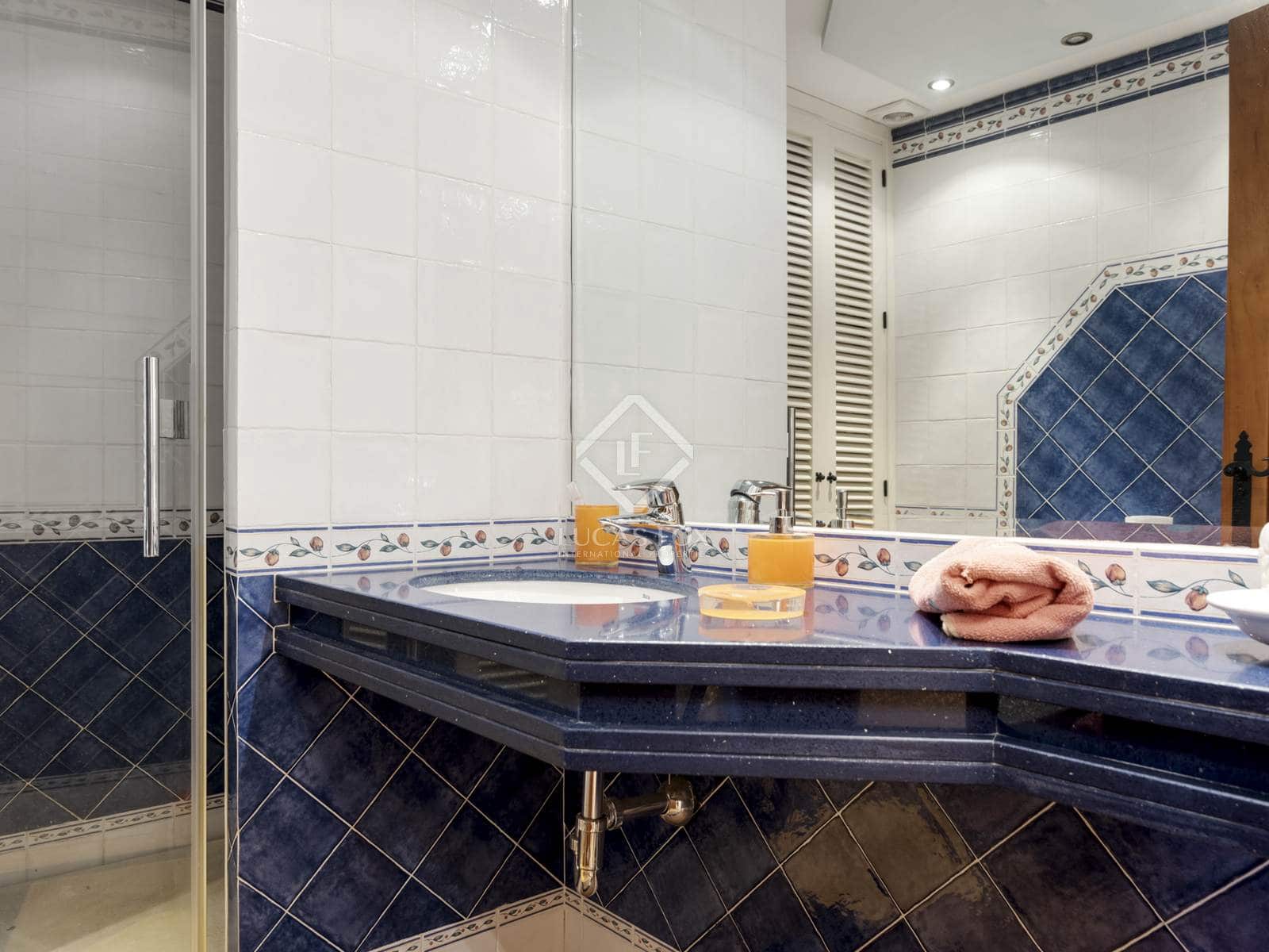 5 bedroom Villa for sale in Estepona - € 2,300,000 (Ref: 8475463)