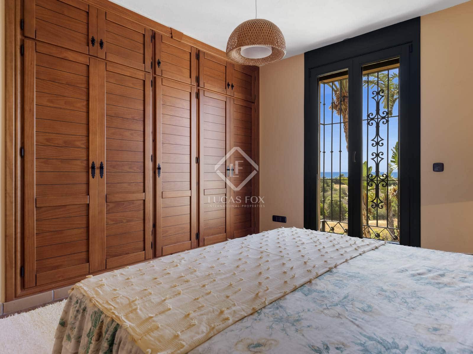 5 bedroom Villa for sale in Estepona - € 2,300,000 (Ref: 8475463)