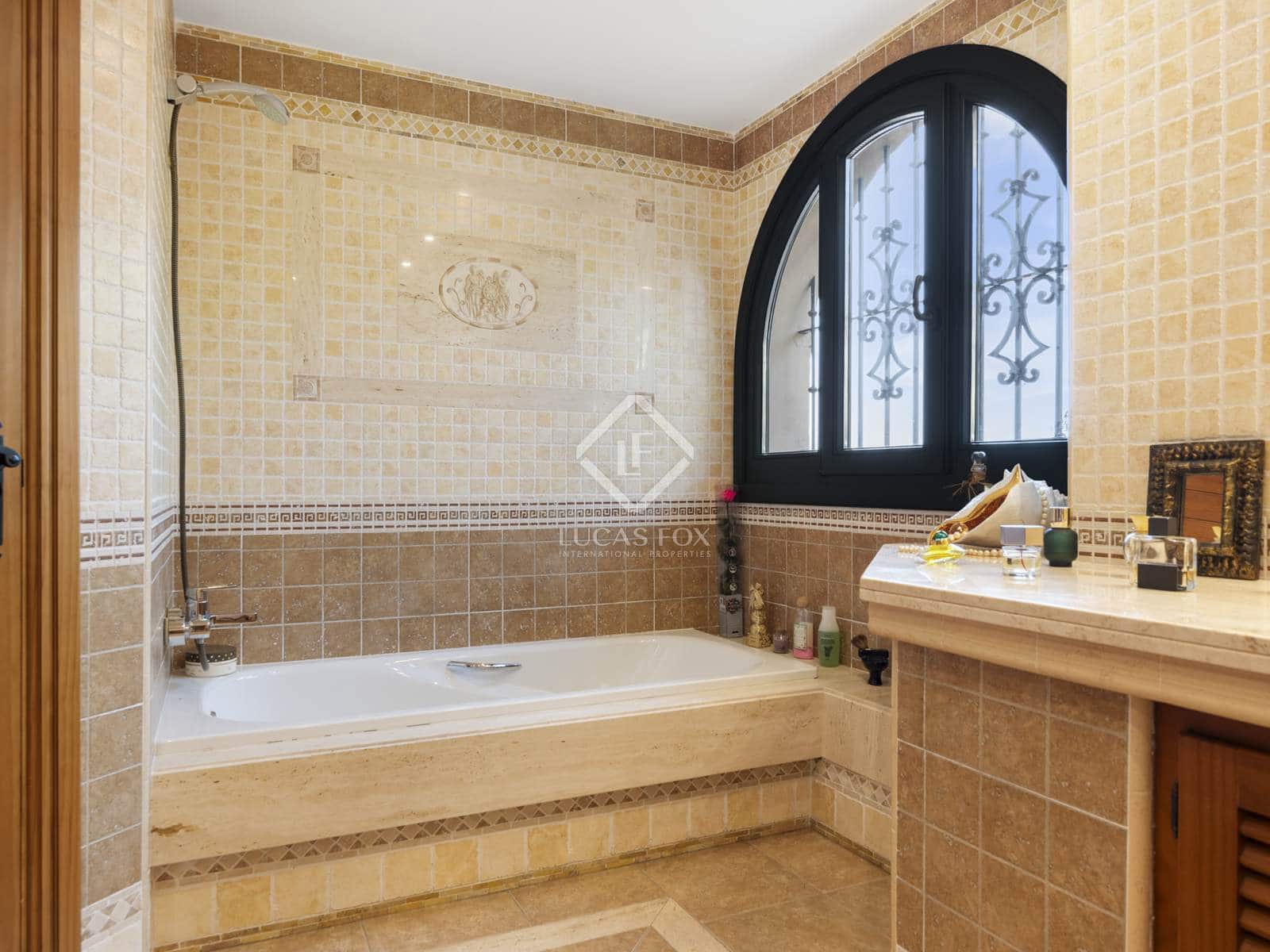 5 bedroom Villa for sale in Estepona - € 2,300,000 (Ref: 8475463)