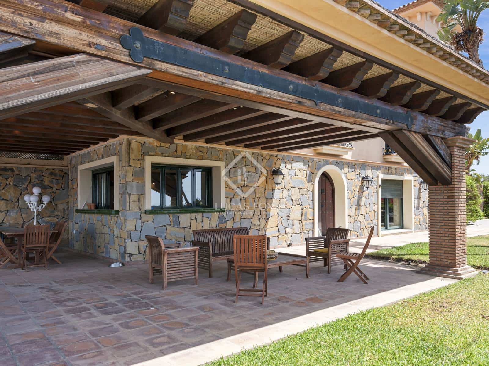 5 bedroom Villa for sale in Estepona - € 2,300,000 (Ref: 8475463)