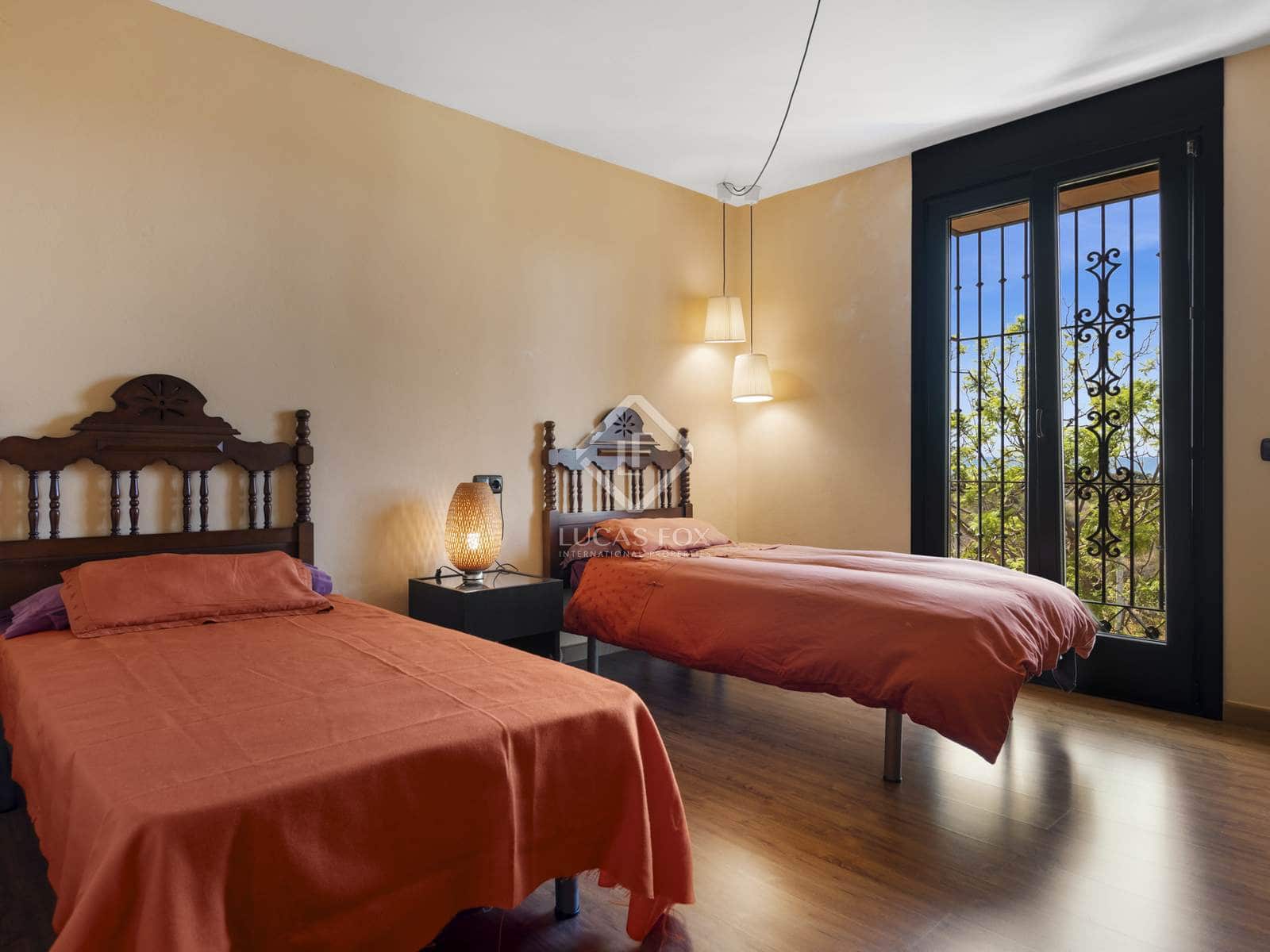 5 bedroom Villa for sale in Estepona - € 2,300,000 (Ref: 8475463)