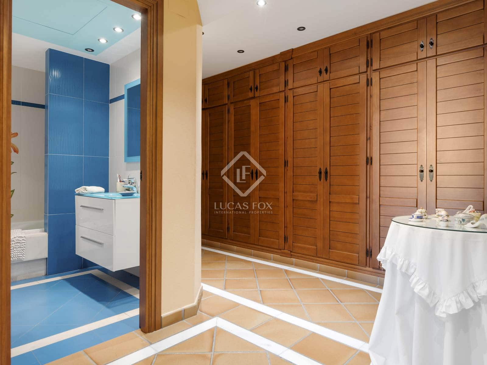 5 bedroom Villa for sale in Estepona - € 2,300,000 (Ref: 8475463)