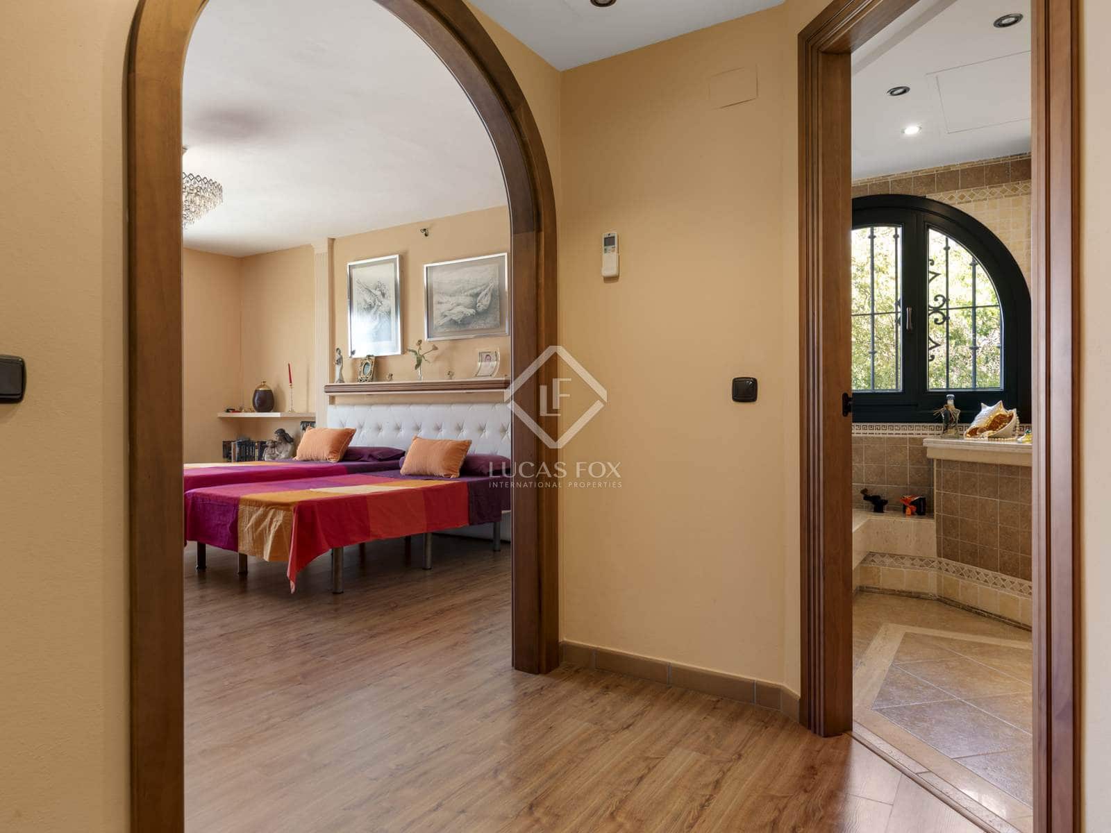 5 bedroom Villa for sale in Estepona - € 2,300,000 (Ref: 8475463)