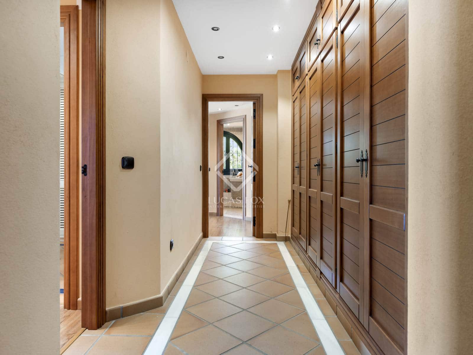 5 bedroom Villa for sale in Estepona - € 2,300,000 (Ref: 8475463)