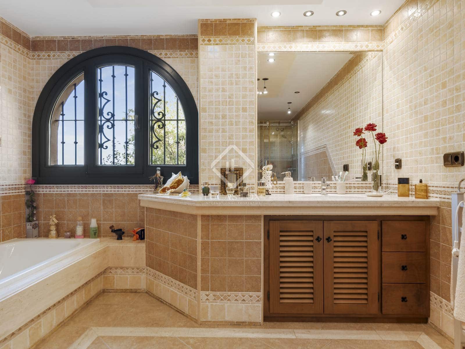 5 bedroom Villa for sale in Estepona - € 2,300,000 (Ref: 8475463)