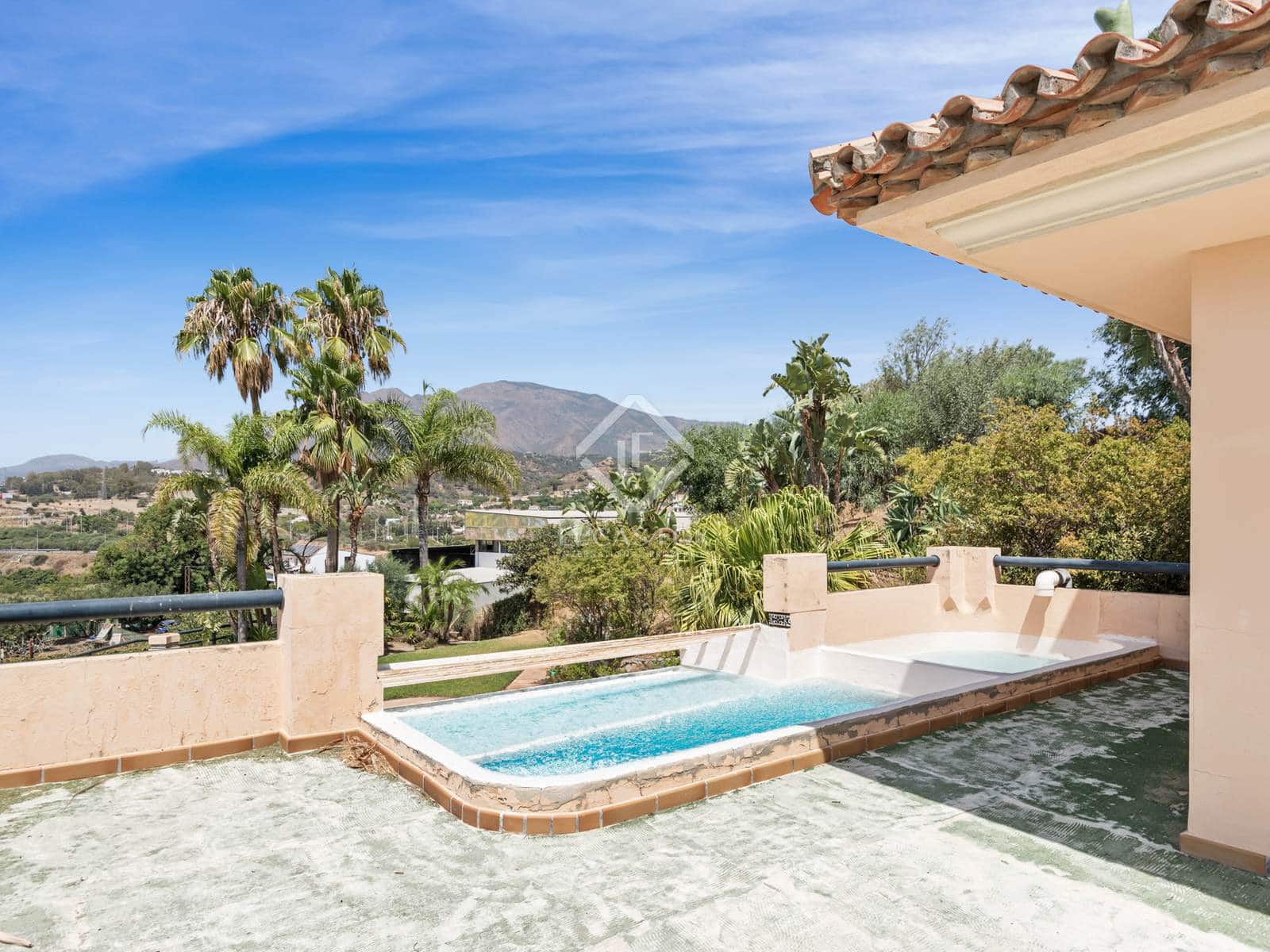 5 bedroom Villa for sale in Estepona - € 2,300,000 (Ref: 8475463)