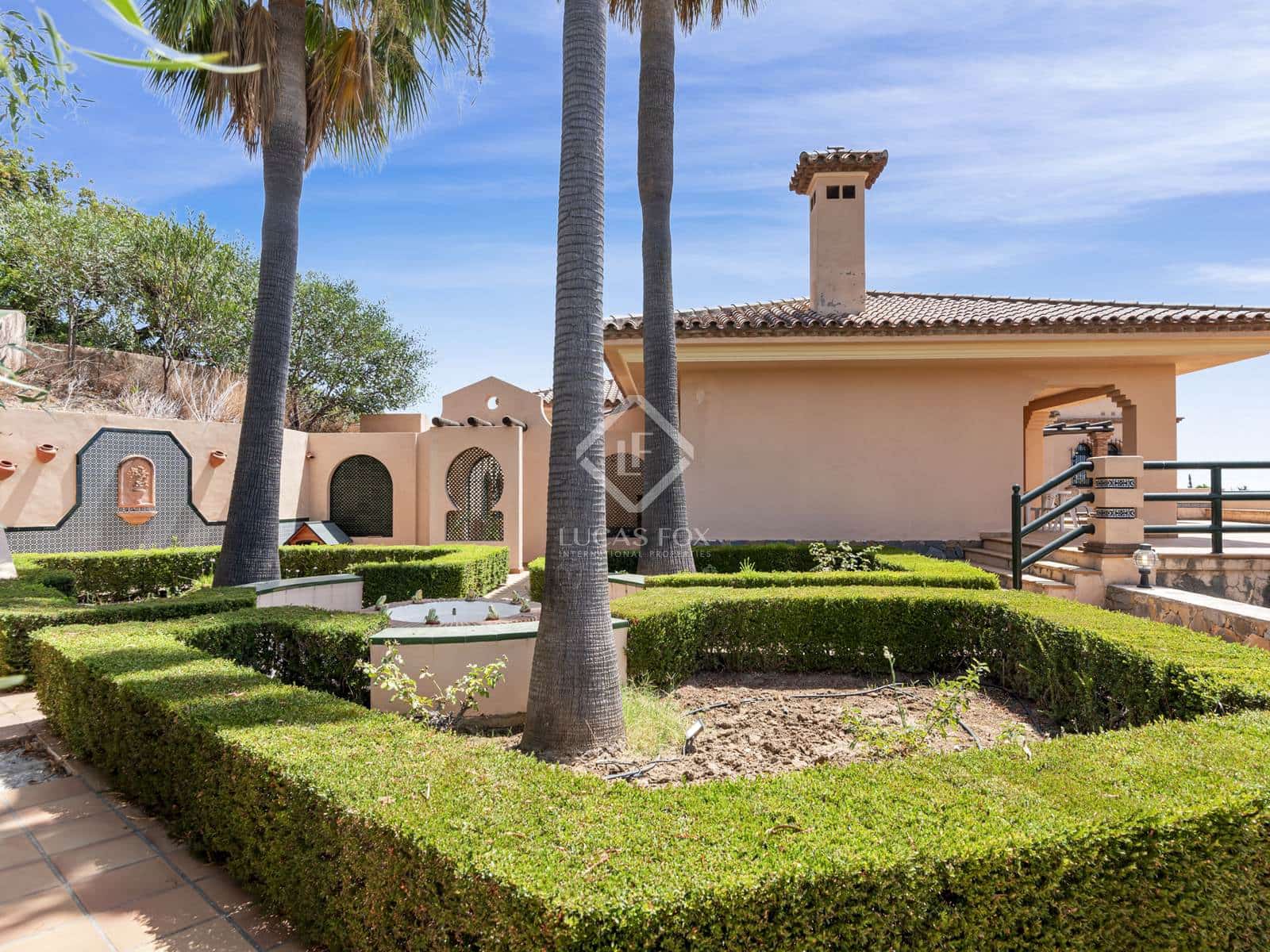 5 bedroom Villa for sale in Estepona - € 2,300,000 (Ref: 8475463)