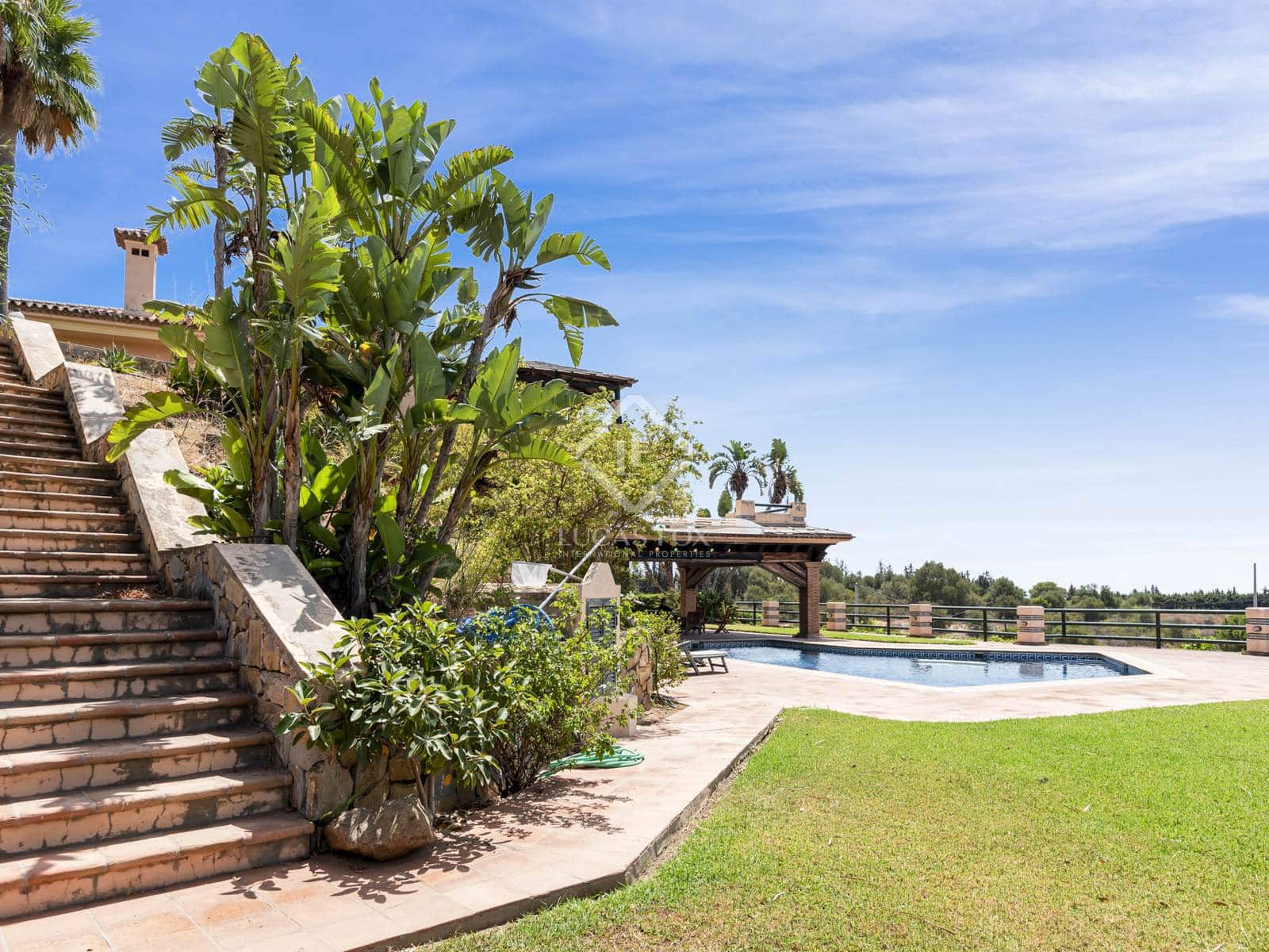 5 bedroom Villa for sale in Estepona - € 2,300,000 (Ref: 8475463)