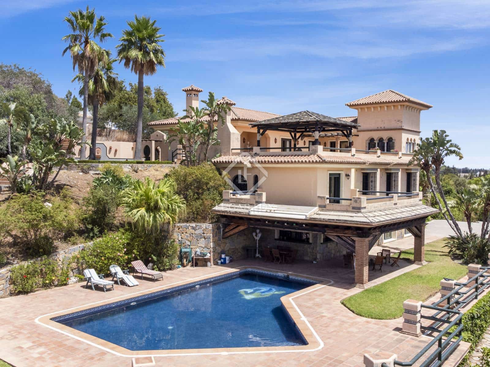 5 bedroom Villa for sale in Estepona - € 2,300,000 (Ref: 8475463)