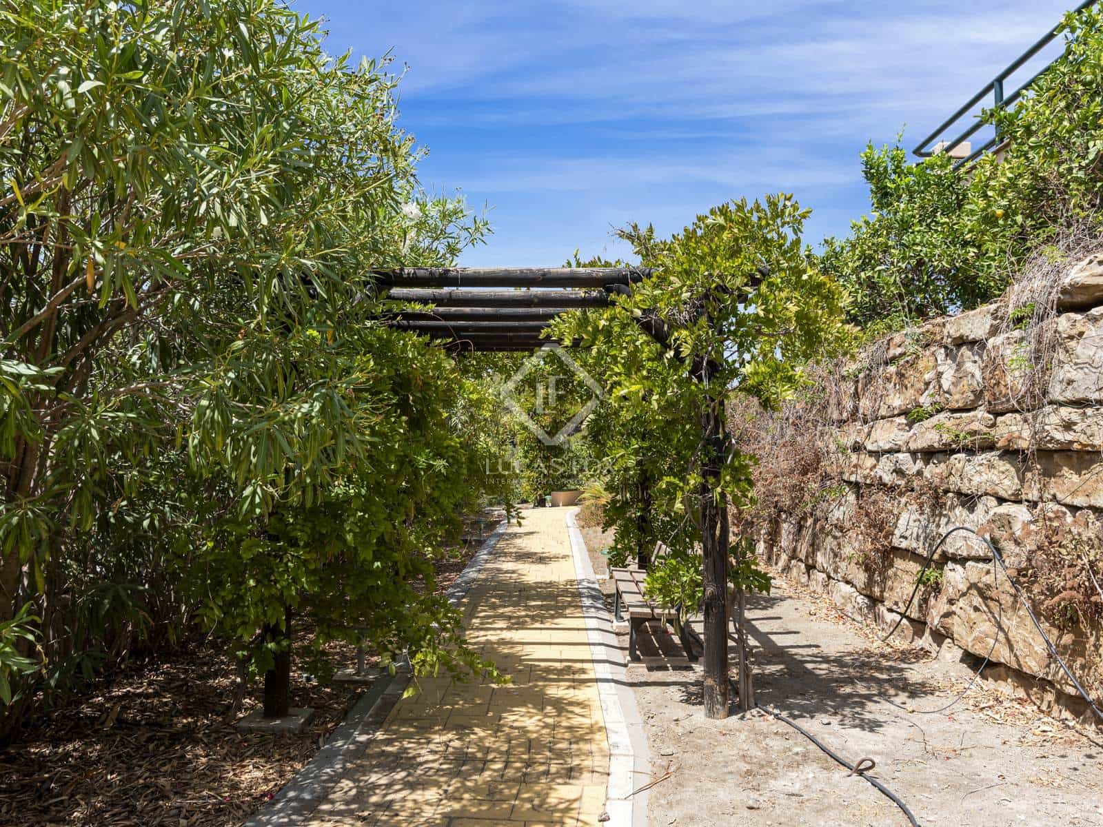 5 bedroom Villa for sale in Estepona - € 2,300,000 (Ref: 8475463)