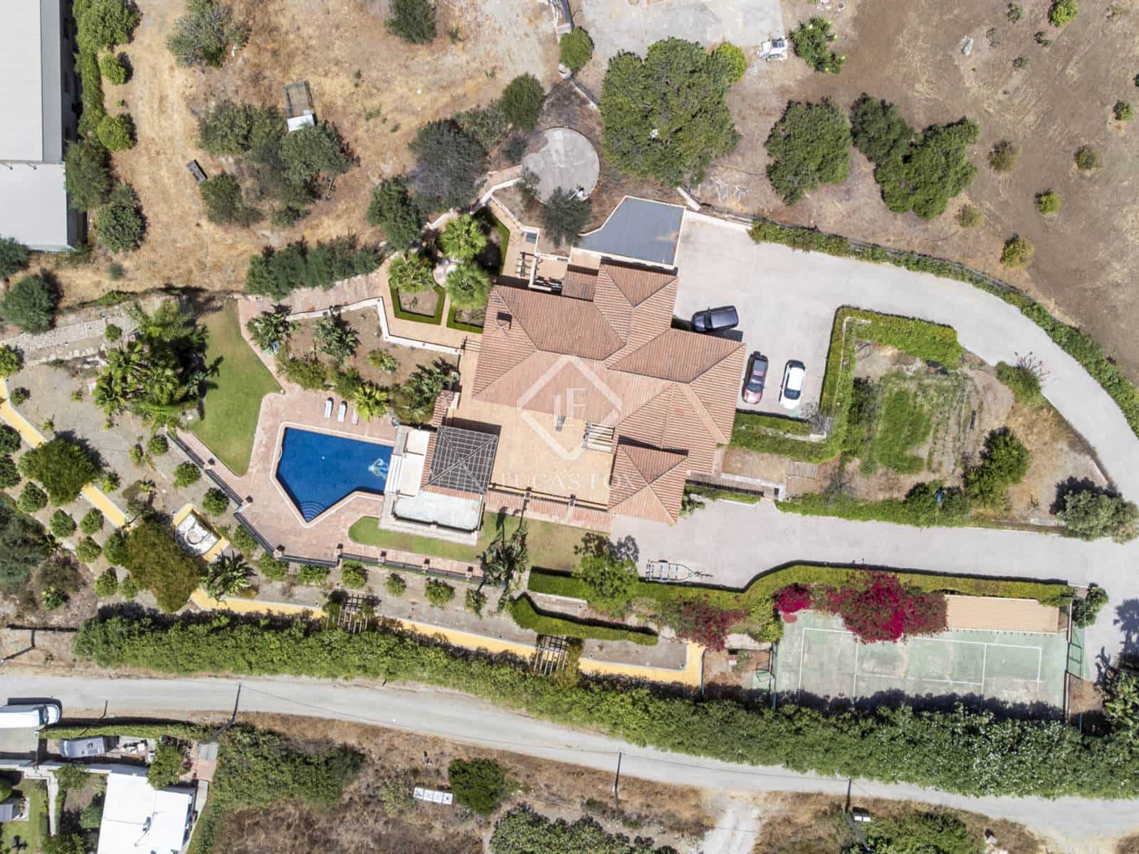 5 bedroom Villa for sale in Estepona - € 2,300,000 (Ref: 8475463)