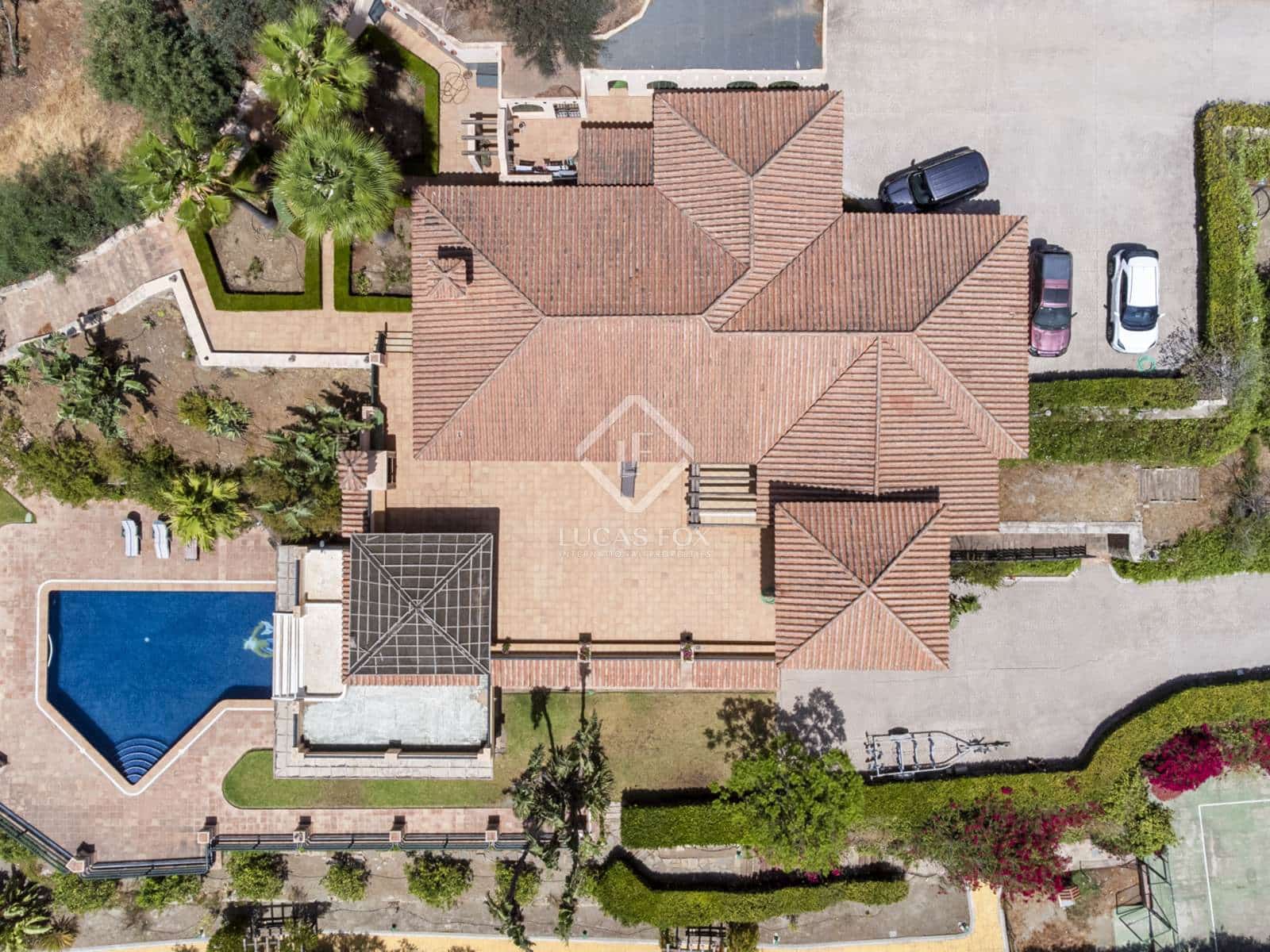 5 bedroom Villa for sale in Estepona - € 2,300,000 (Ref: 8475463)