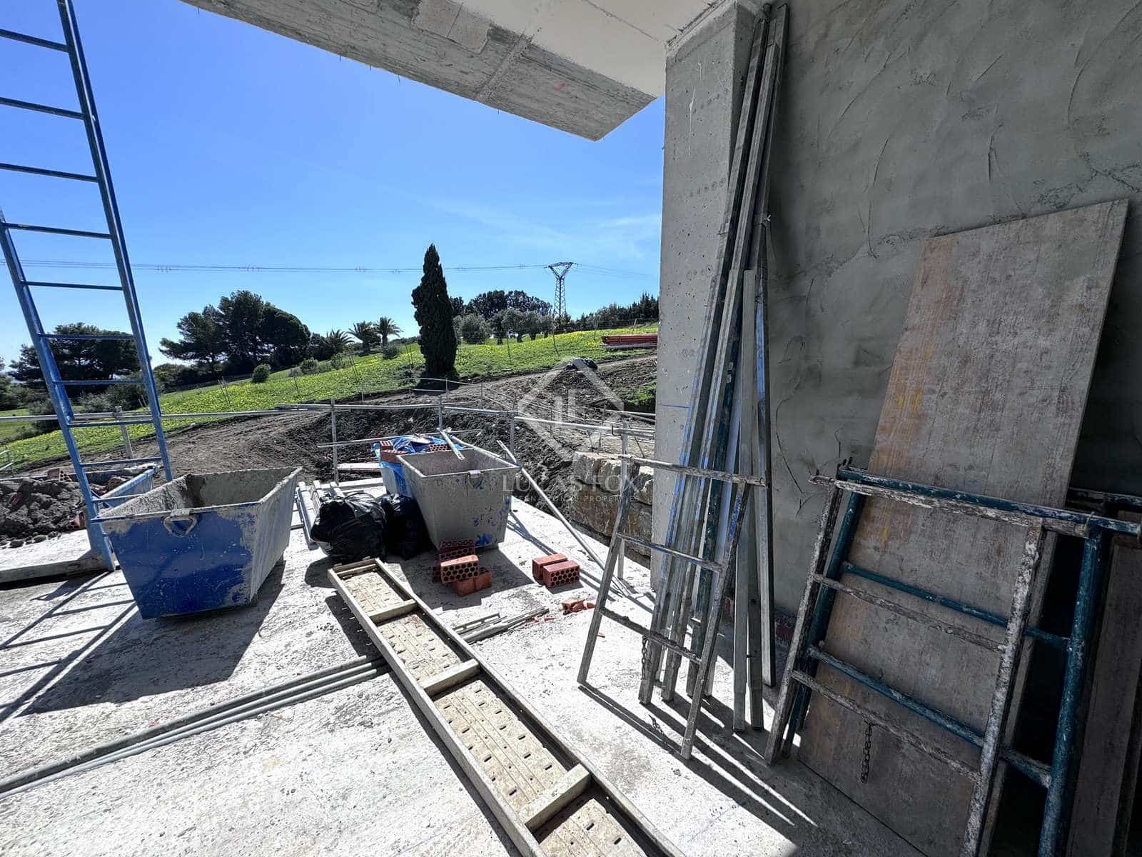 4 bedroom Villa for sale in Estepona with pool garage - € 1,440,000 (Ref: 8501147)