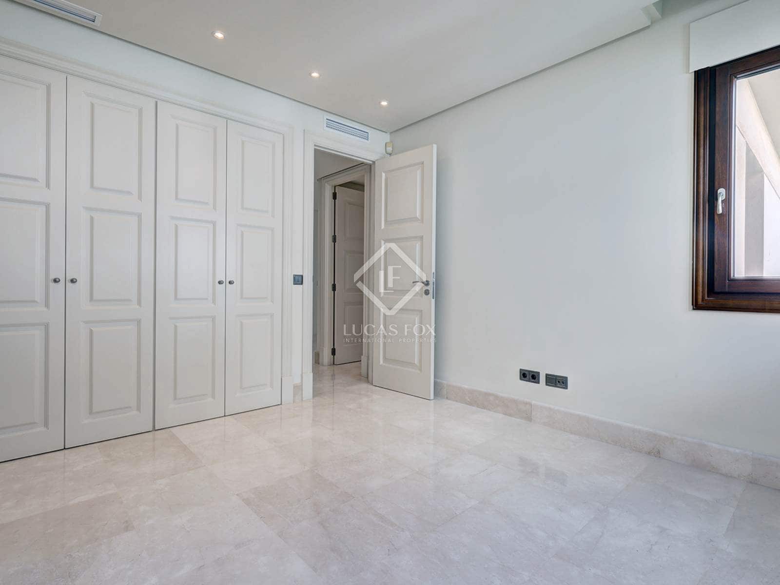 Apartamento de 5 habitaciones en Estepona en venta con piscina garaje - 2.100.000 € (Ref: 8505168)