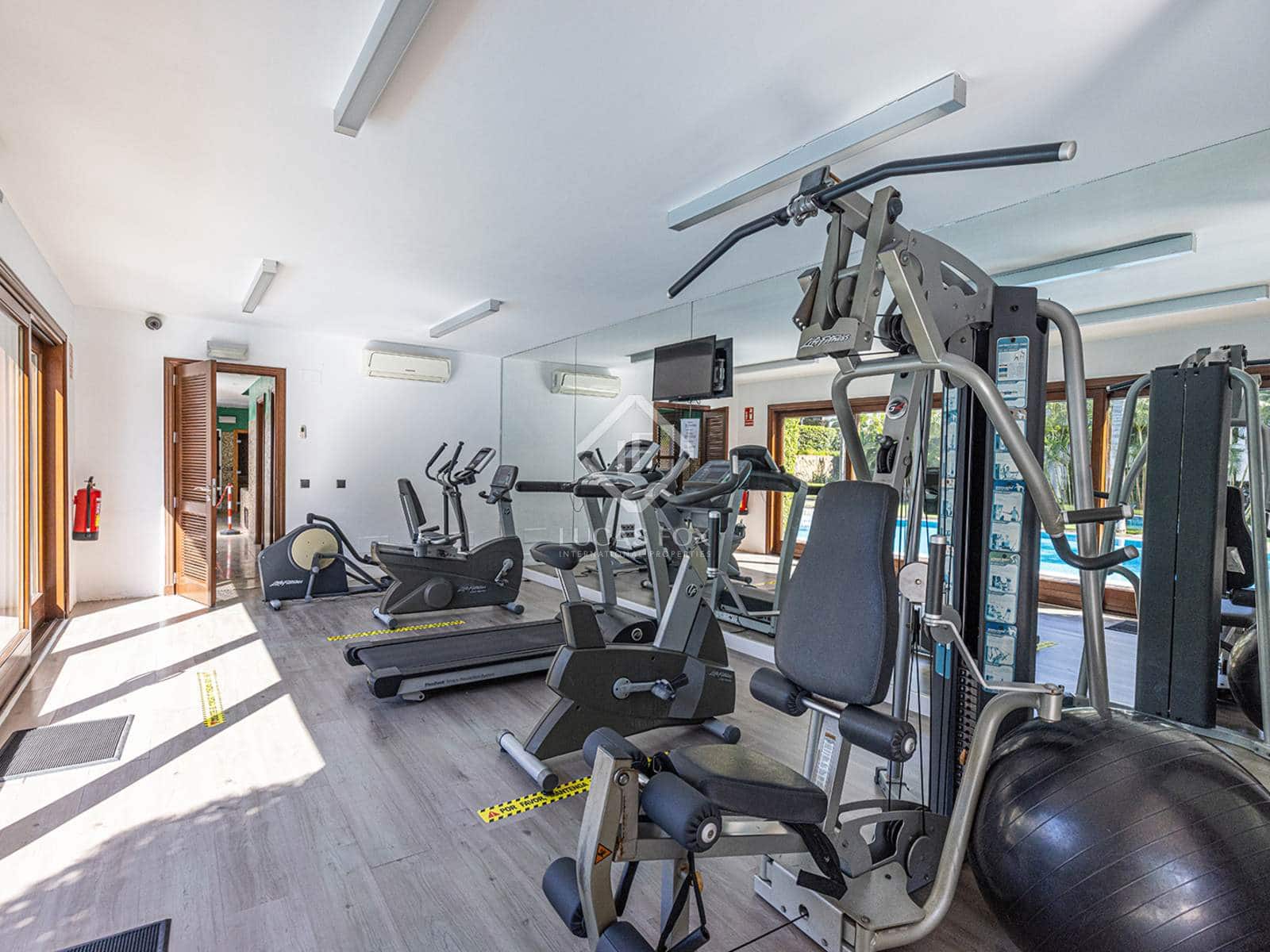 Apartamento de 5 habitaciones en Estepona en venta con piscina garaje - 2.100.000 € (Ref: 8505168)