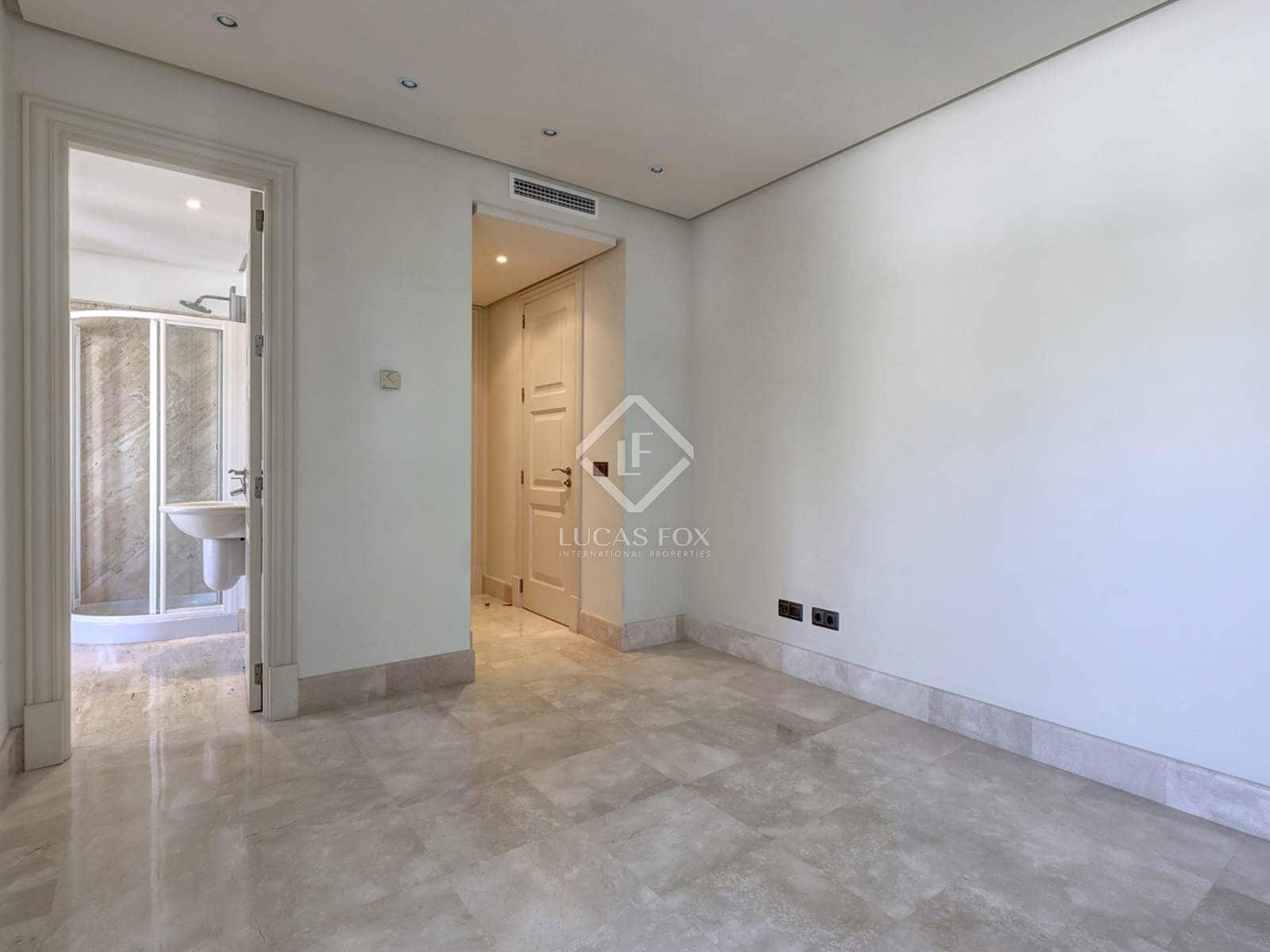 Apartamento de 5 habitaciones en Estepona en venta con piscina garaje - 2.100.000 € (Ref: 8505168)