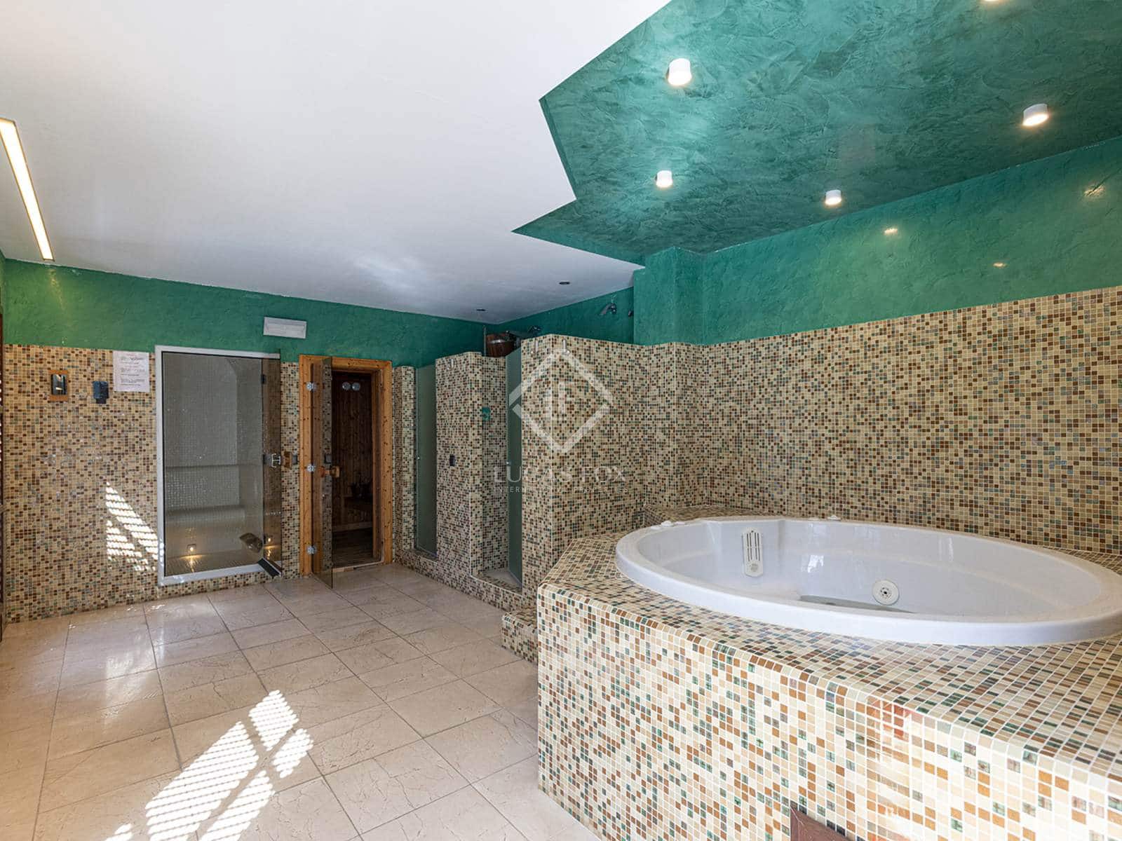 Apartamento de 5 habitaciones en Estepona en venta con piscina garaje - 2.100.000 € (Ref: 8505168)