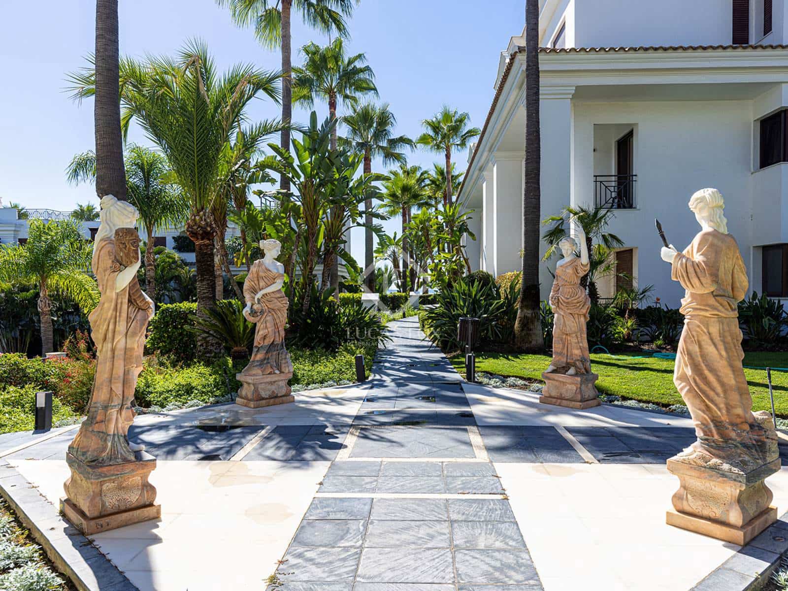 Apartamento de 5 habitaciones en Estepona en venta con piscina garaje - 2.100.000 € (Ref: 8505168)