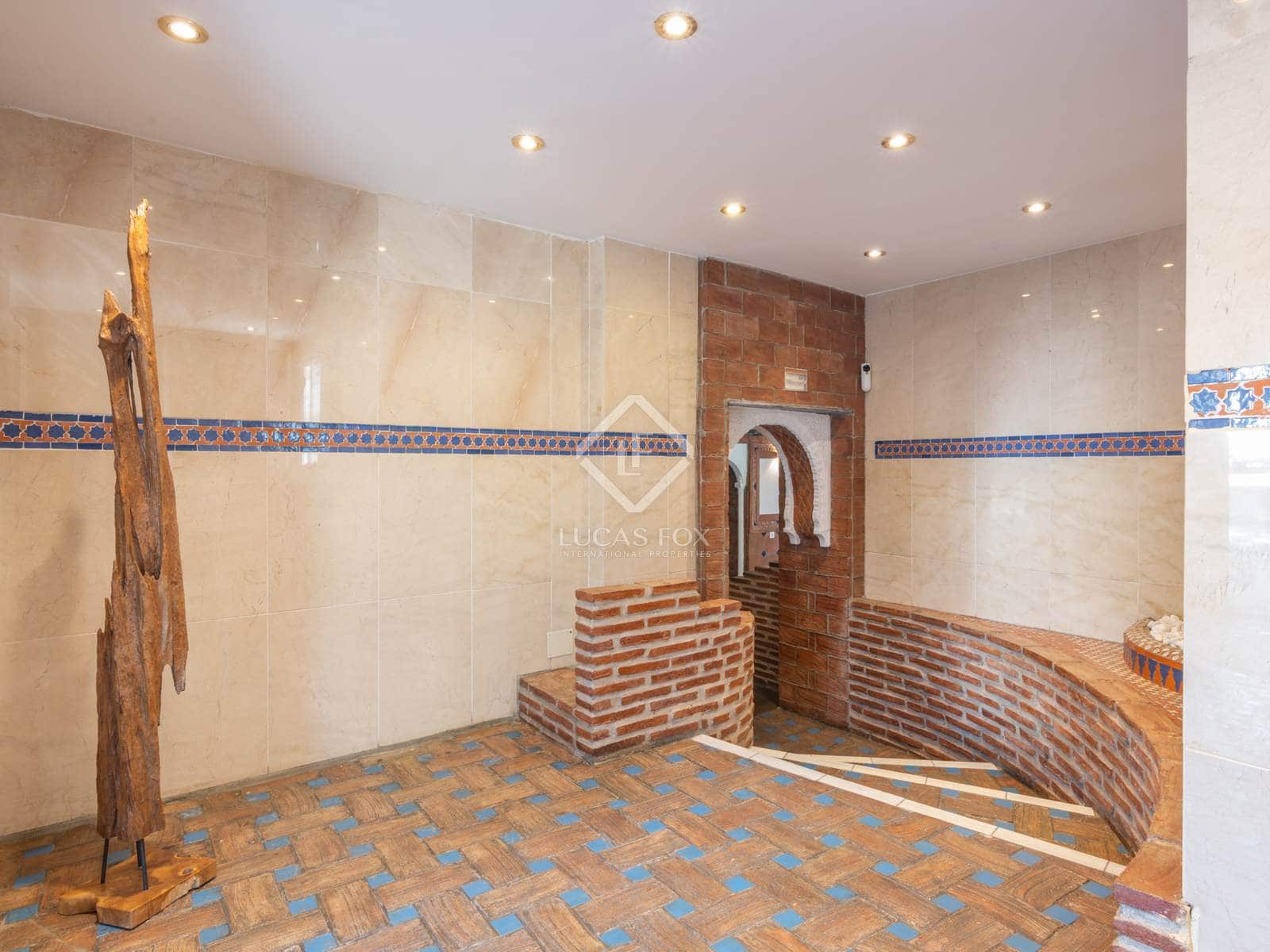 7 bedroom Villa for sale in Las Lagunas de Mijas with pool - € 1,000,000 (Ref: 8520712)