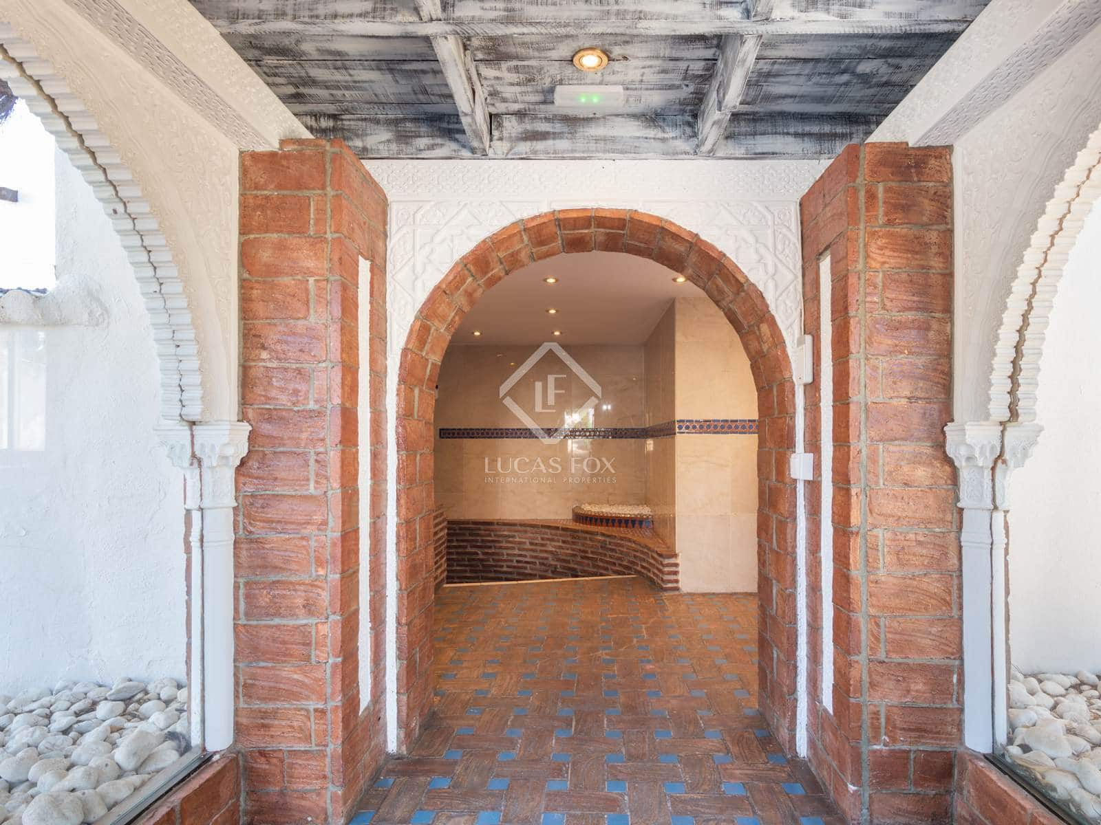 7 bedroom Villa for sale in Las Lagunas de Mijas with pool - € 1,000,000 (Ref: 8520712)