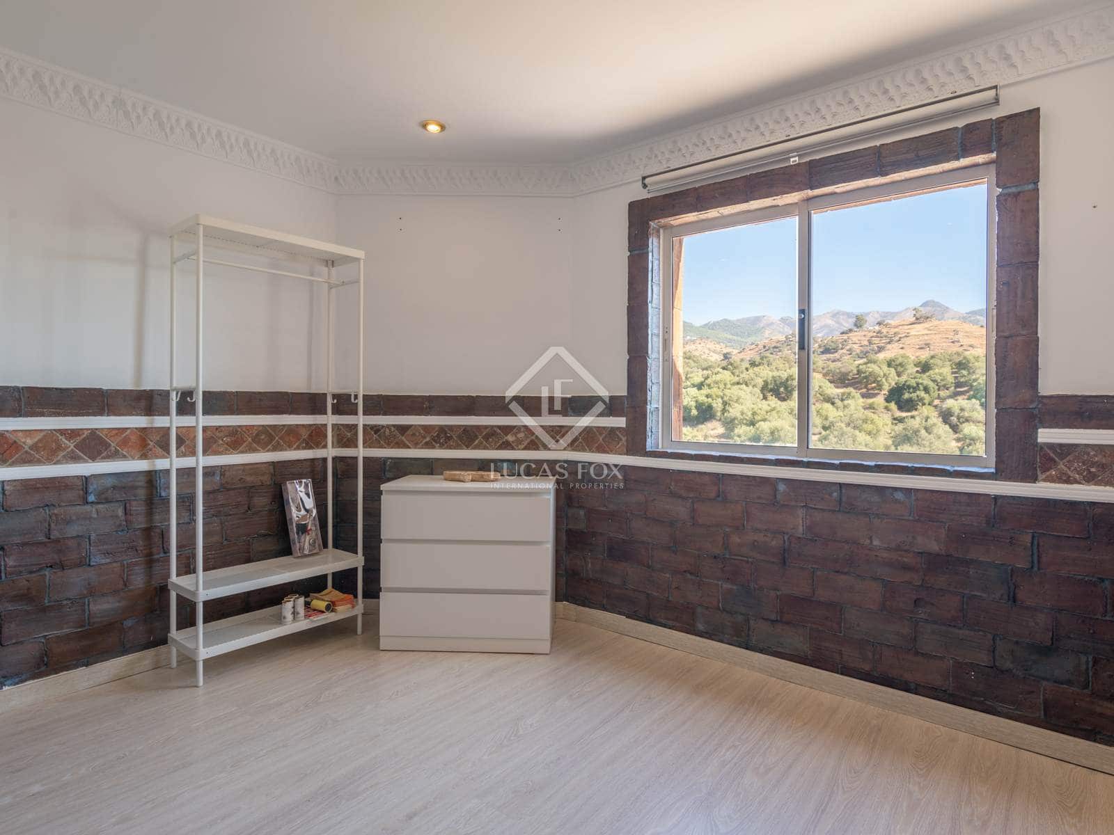 7 bedroom Villa for sale in Las Lagunas de Mijas with pool - € 1,000,000 (Ref: 8520712)