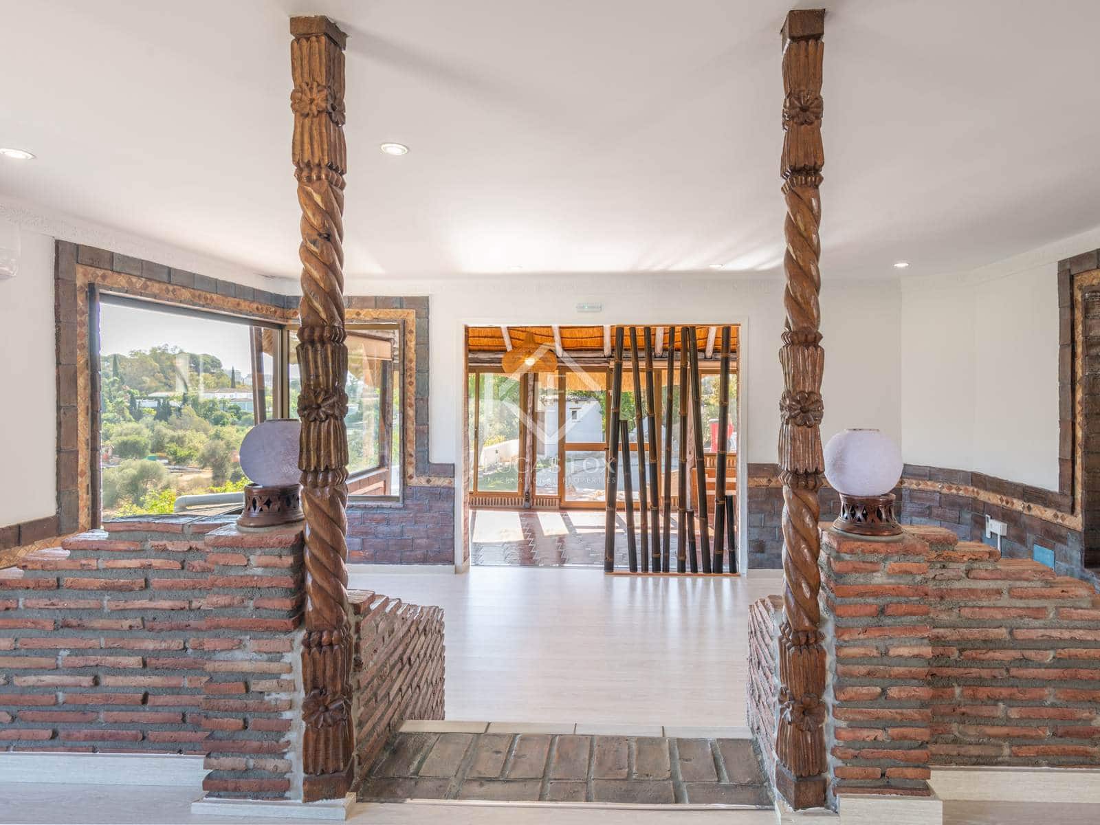 7 bedroom Villa for sale in Las Lagunas de Mijas with pool - € 1,000,000 (Ref: 8520712)