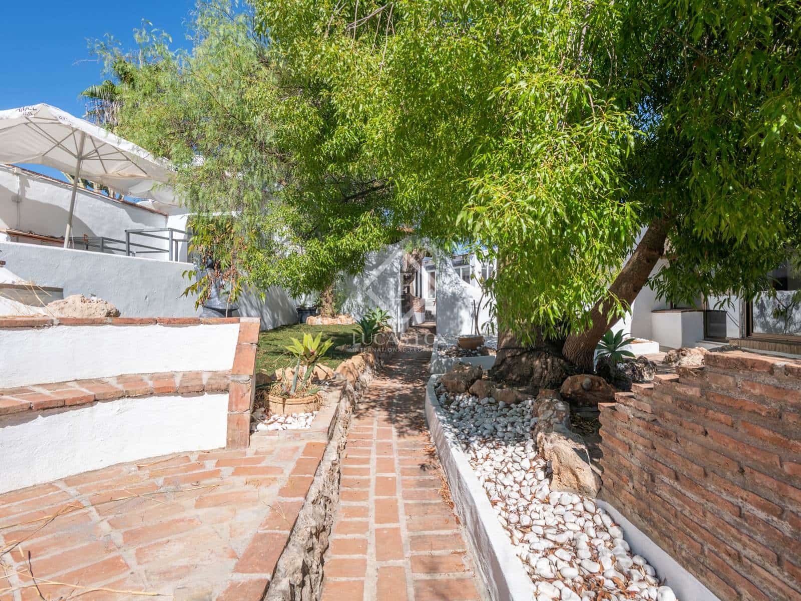 7 bedroom Villa for sale in Las Lagunas de Mijas with pool - € 1,000,000 (Ref: 8520712)