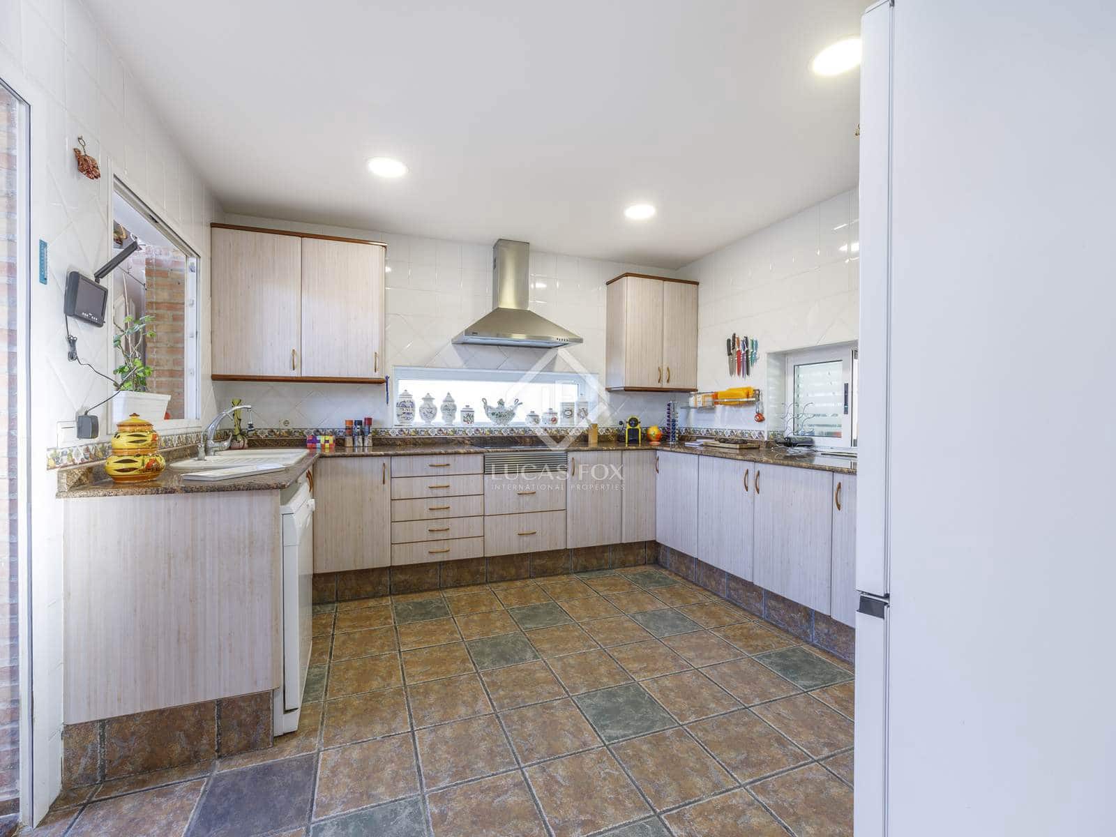 6 soveværelse Villa til salg i La Pobla de Vallbona med swimmingpool garage - € 995.000 (Ref: 8566943)