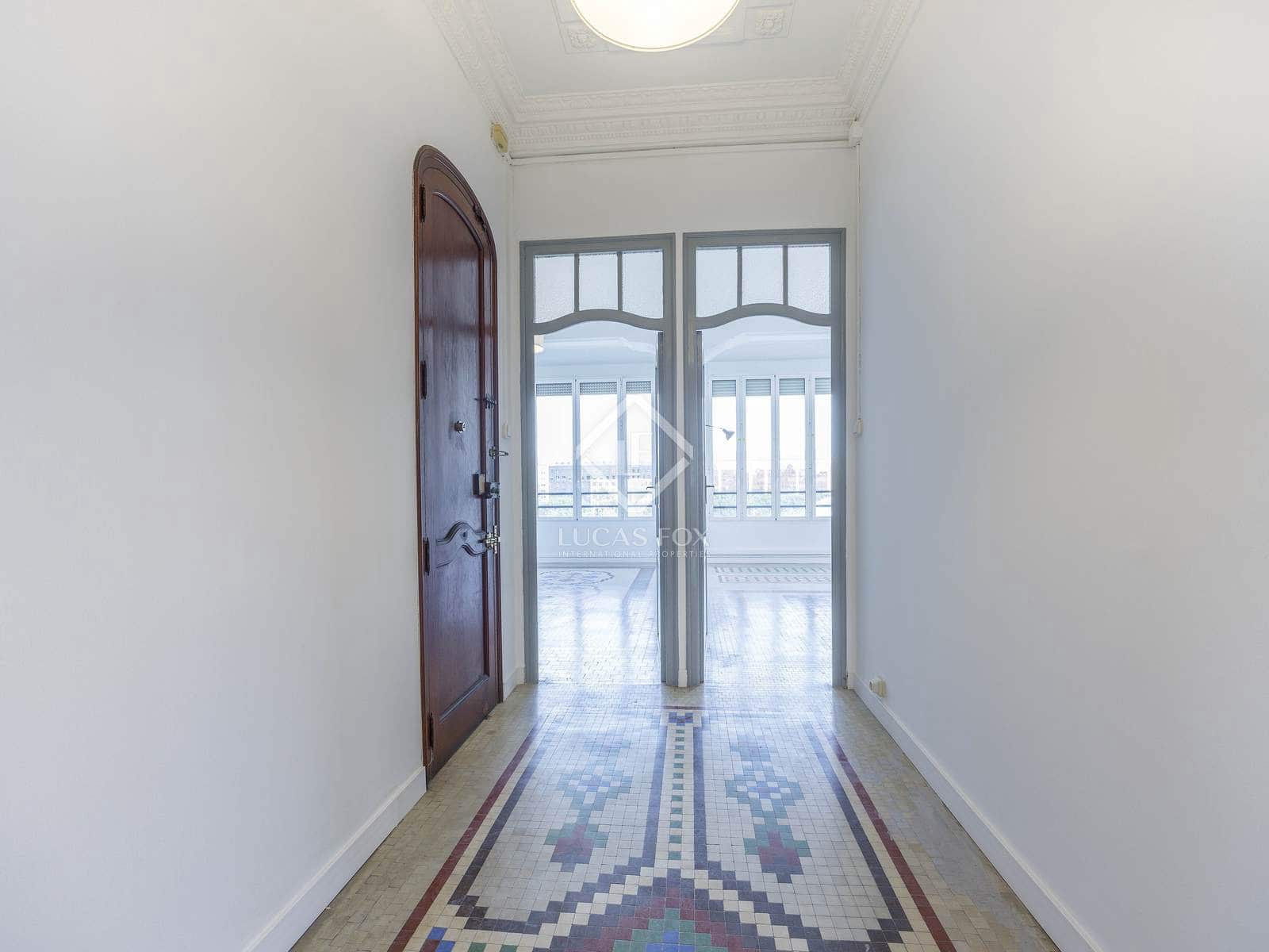 5 bedroom Apartment for rent in Valencia city - € 2,500 (Ref: 8568599)