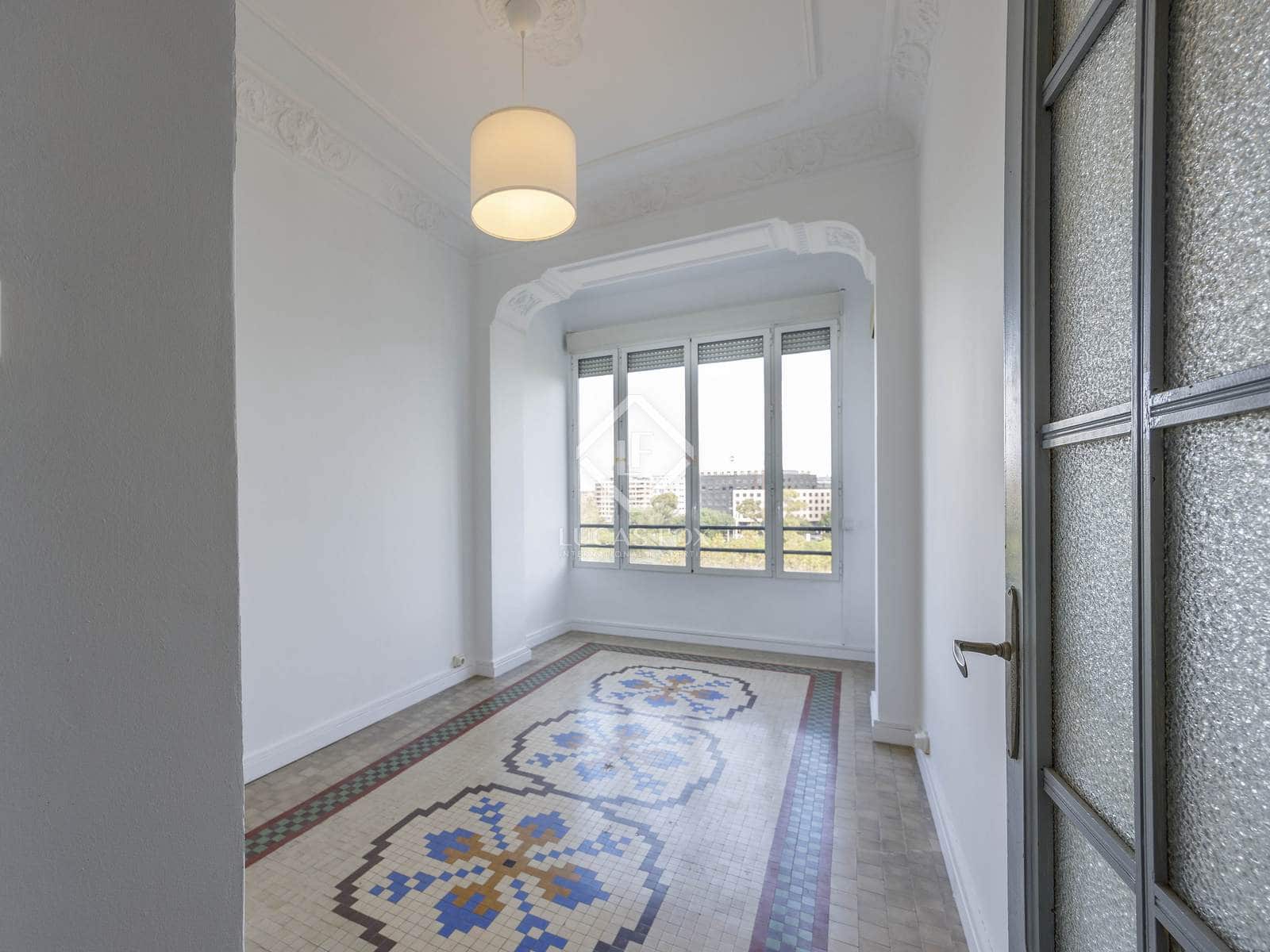 5 bedroom Apartment for rent in Valencia city - € 2,500 (Ref: 8568599)