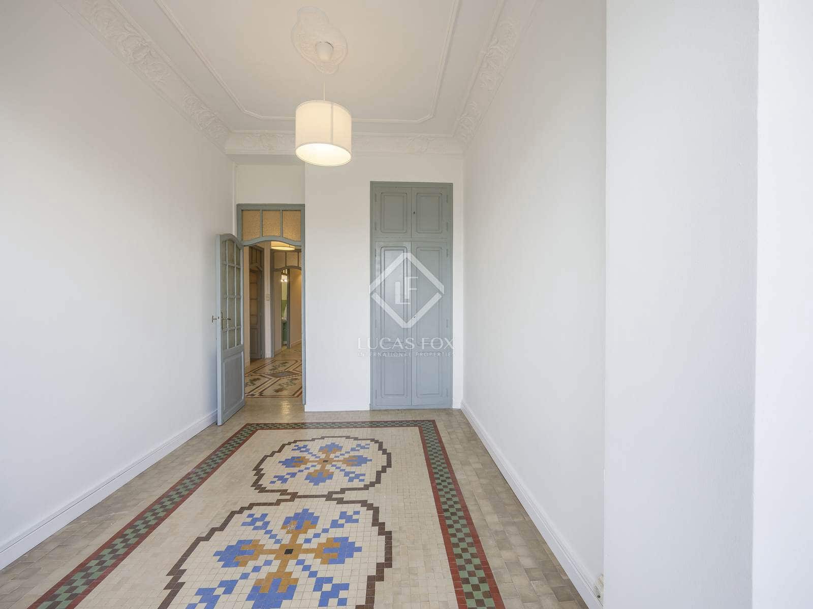 5 bedroom Apartment for rent in Valencia city - € 2,500 (Ref: 8568599)