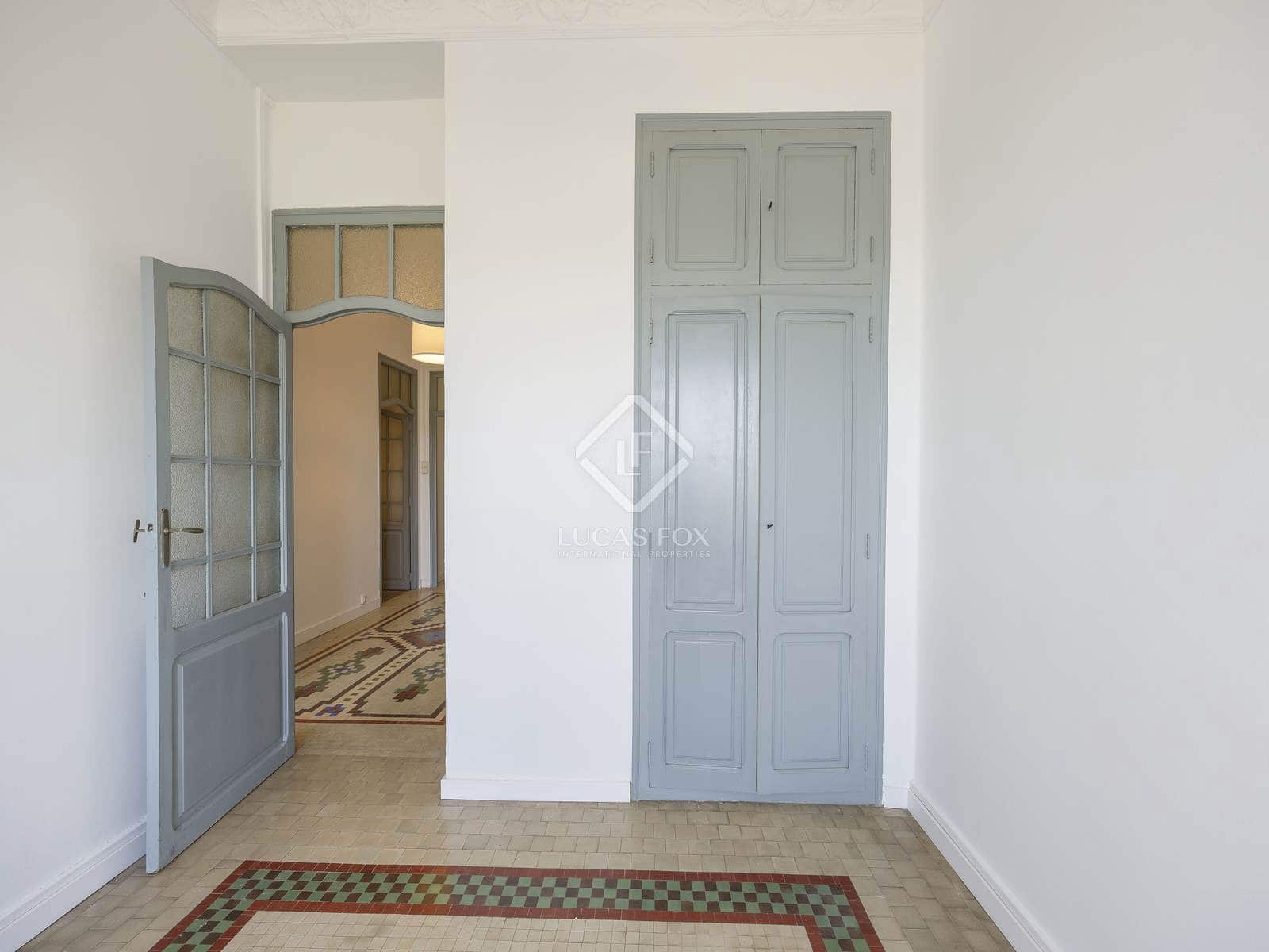 5 bedroom Apartment for rent in Valencia city - € 2,500 (Ref: 8568599)