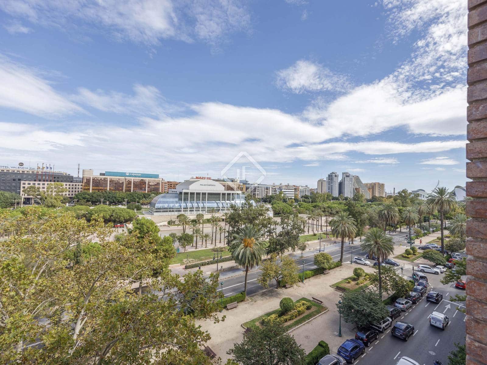 5 bedroom Apartment for rent in Valencia city - € 2,500 (Ref: 8568599)