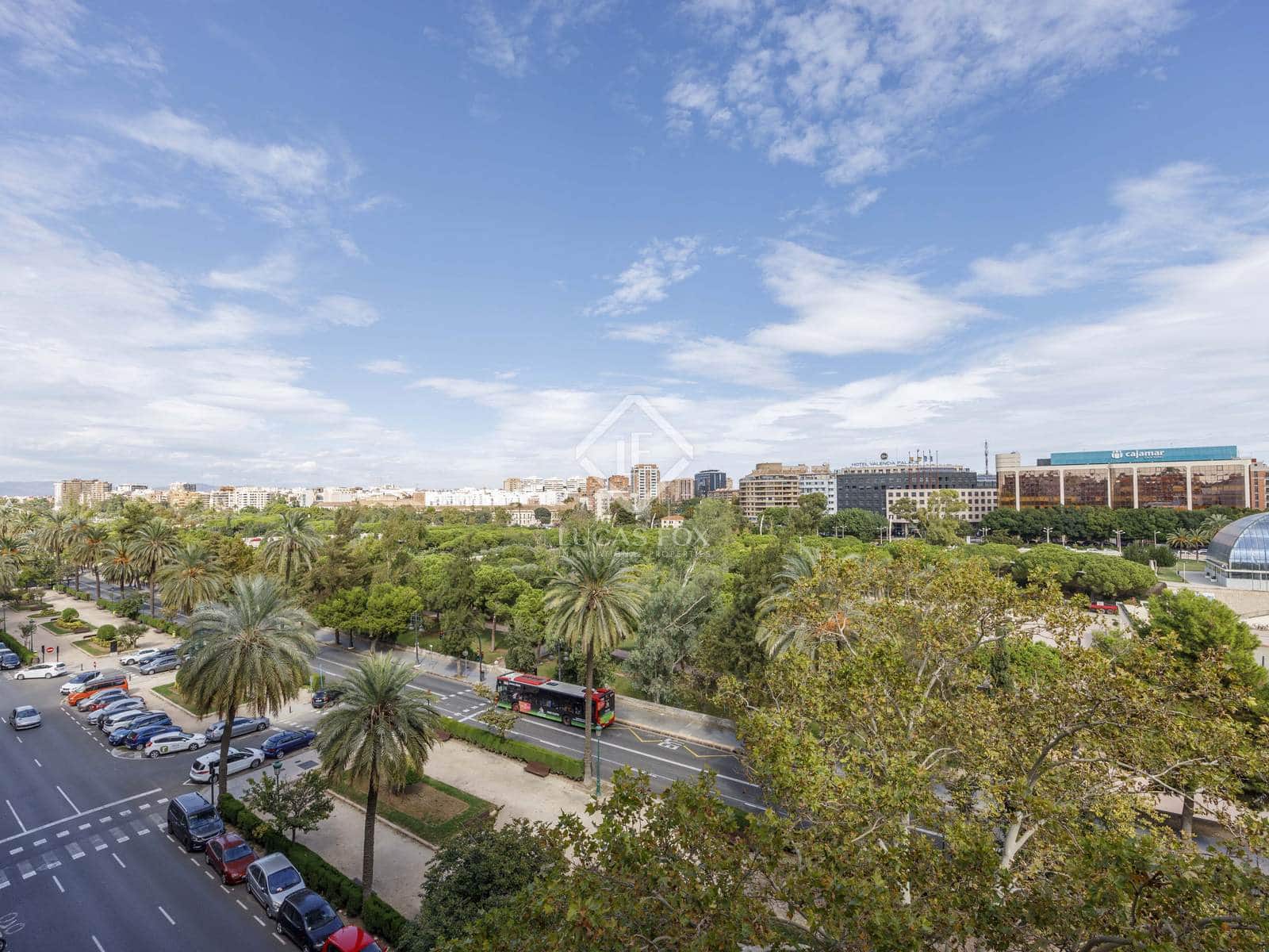 5 bedroom Apartment for rent in Valencia city - € 2,500 (Ref: 8568599)