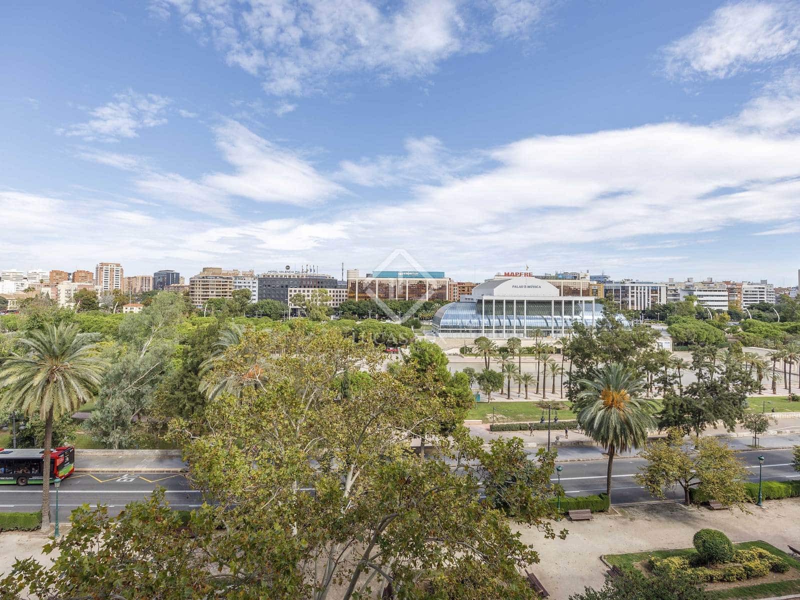 5 bedroom Apartment for rent in Valencia city - € 2,500 (Ref: 8568599)