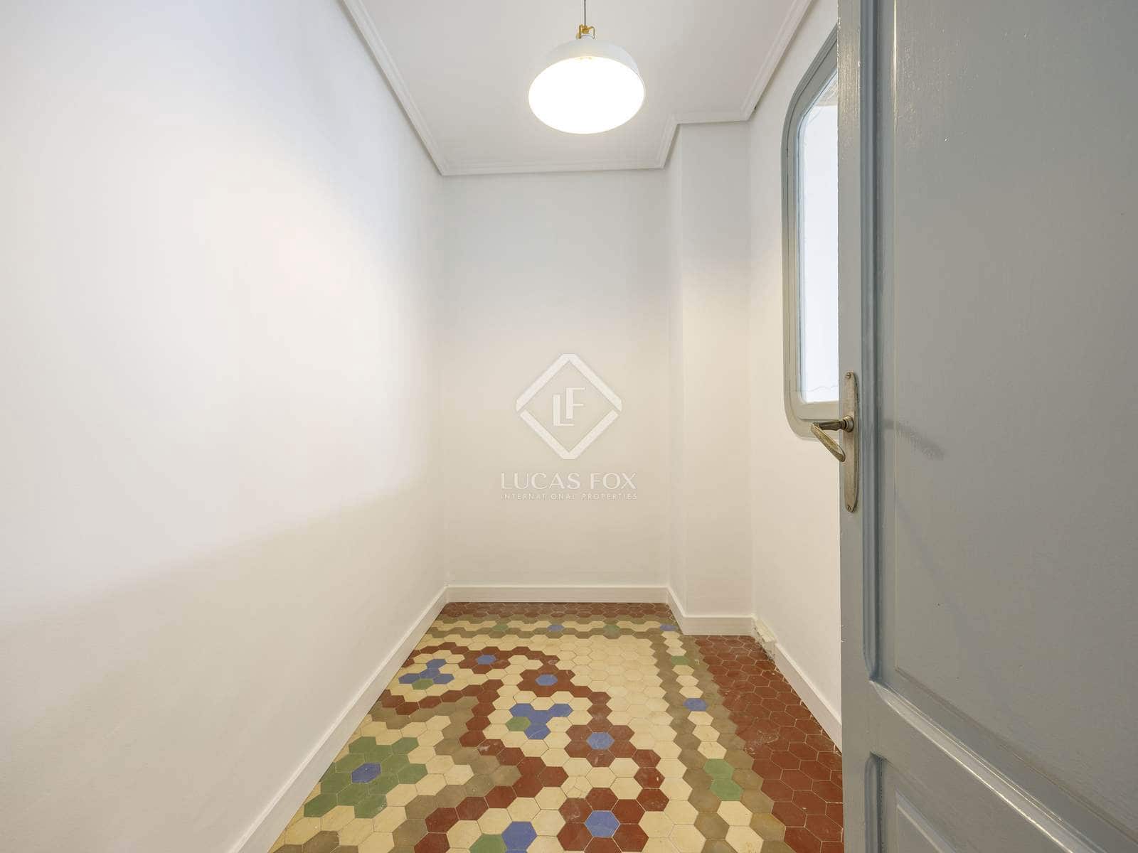 5 bedroom Apartment for rent in Valencia city - € 2,500 (Ref: 8568599)