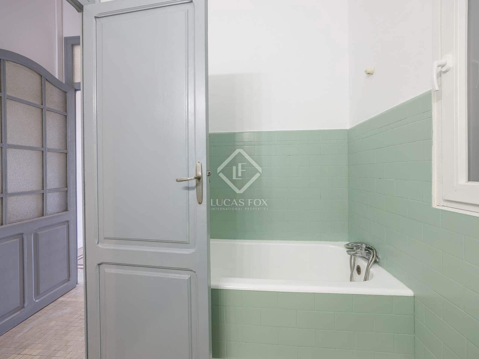 5 bedroom Apartment for rent in Valencia city - € 2,500 (Ref: 8568599)