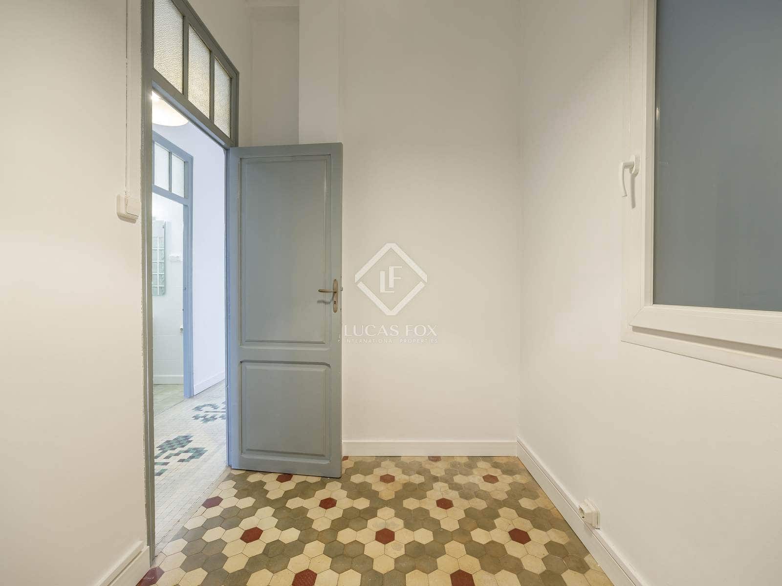 5 bedroom Apartment for rent in Valencia city - € 2,500 (Ref: 8568599)