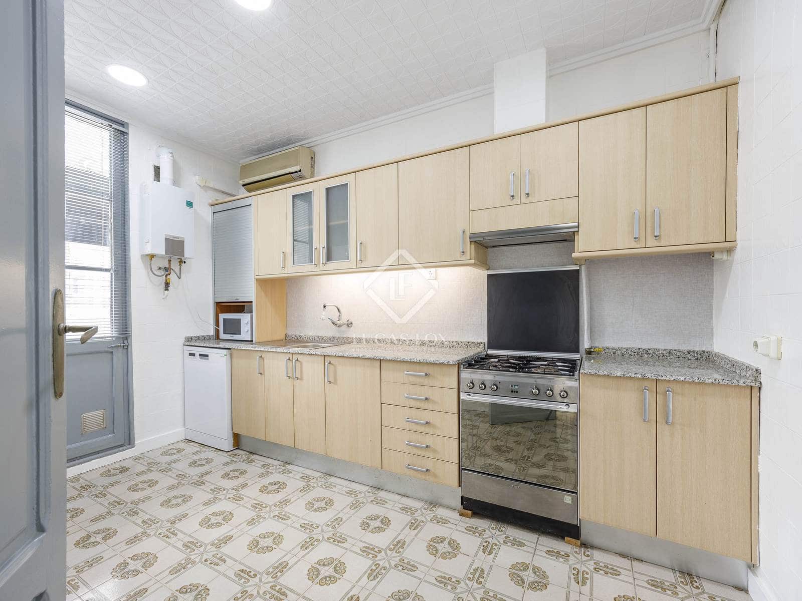 5 bedroom Apartment for rent in Valencia city - € 2,500 (Ref: 8568599)