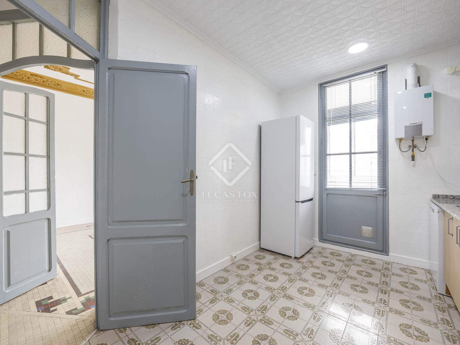 5 bedroom Apartment for rent in Valencia city - € 2,500 (Ref: 8568599)