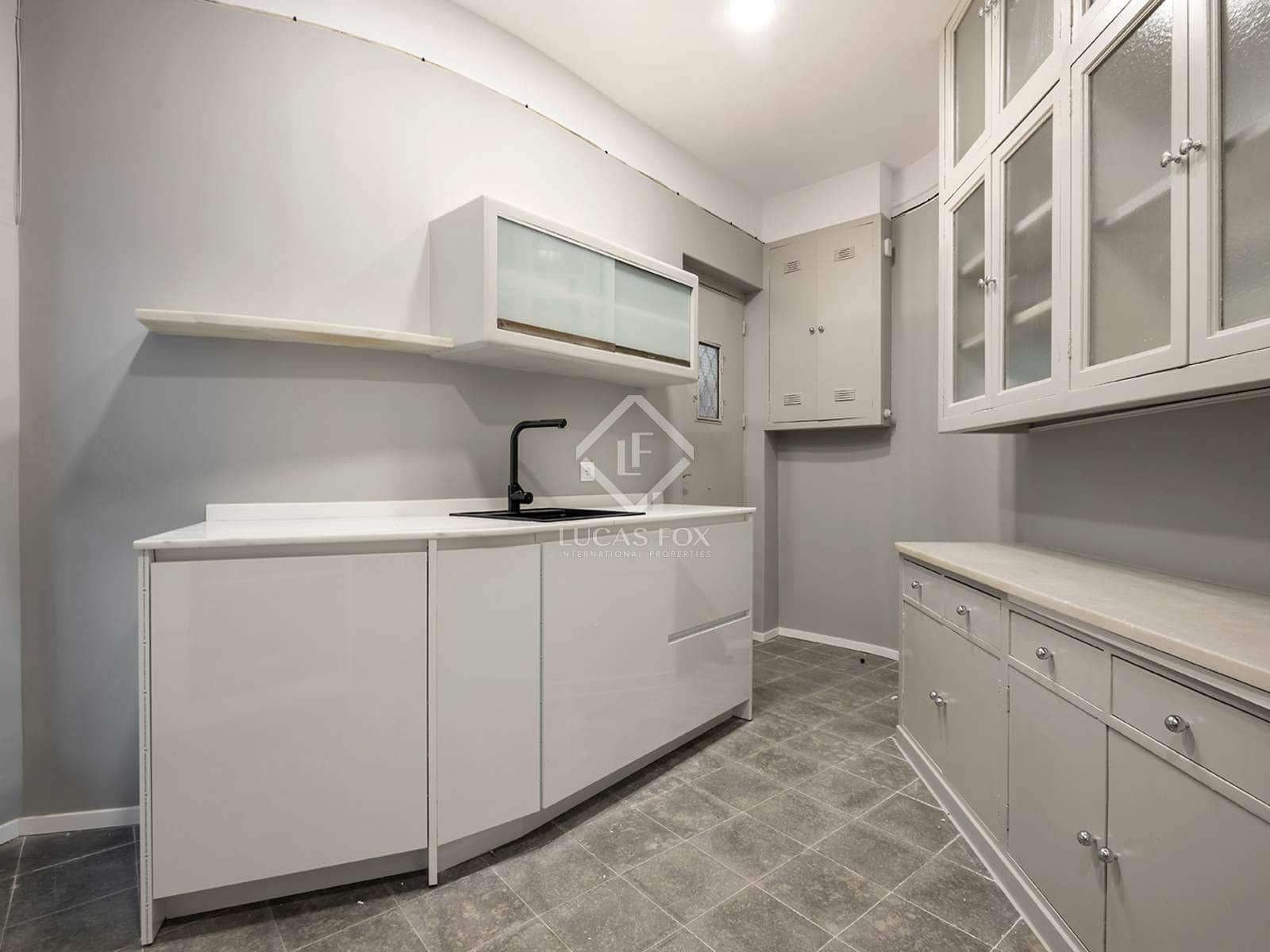 4 slaapkamer Appartement te huur in Barcelona stad - € 3.900 (Ref: 8592576)