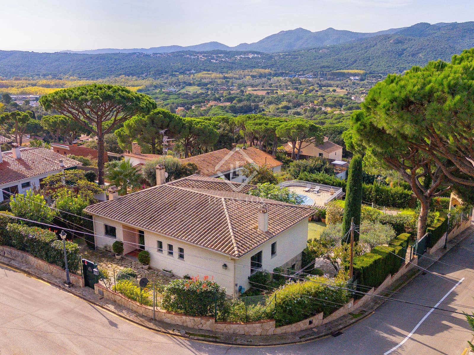 4 bedroom Villa for sale in Santa Cristina d'Aro with pool garage - € 595,000 (Ref: 8607832)