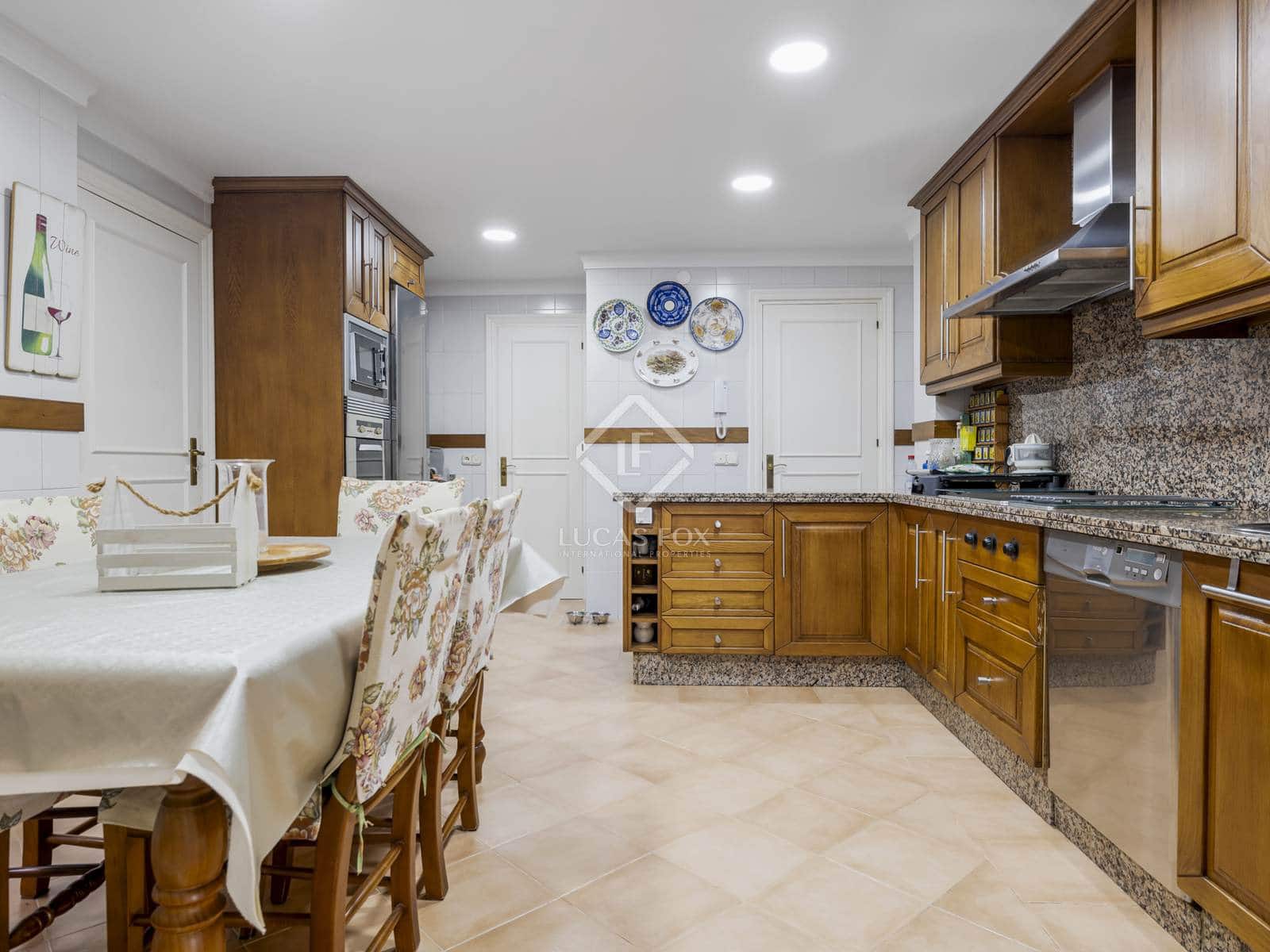 6 bedroom Villa for sale in Estepona with pool garage - € 3,800,000 (Ref: 8613944)