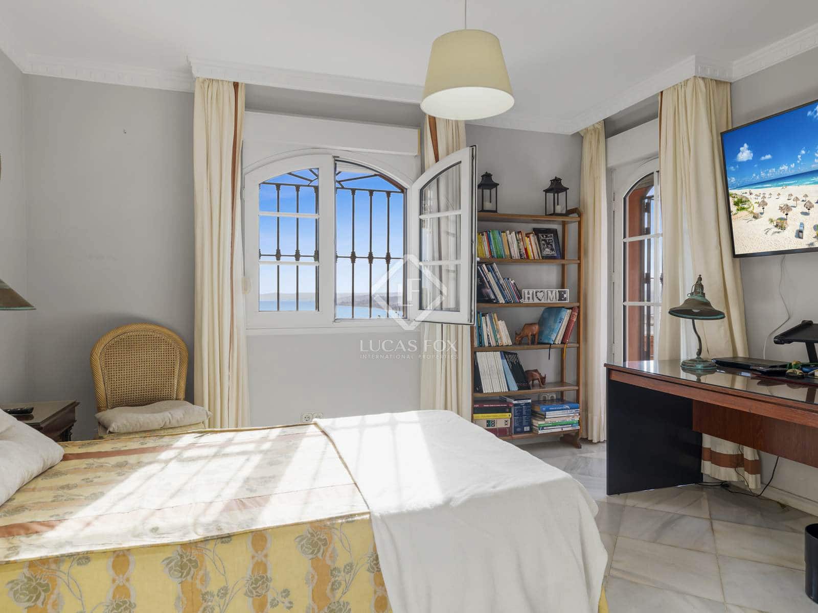 6 bedroom Villa for sale in Estepona with pool garage - € 3,800,000 (Ref: 8613944)