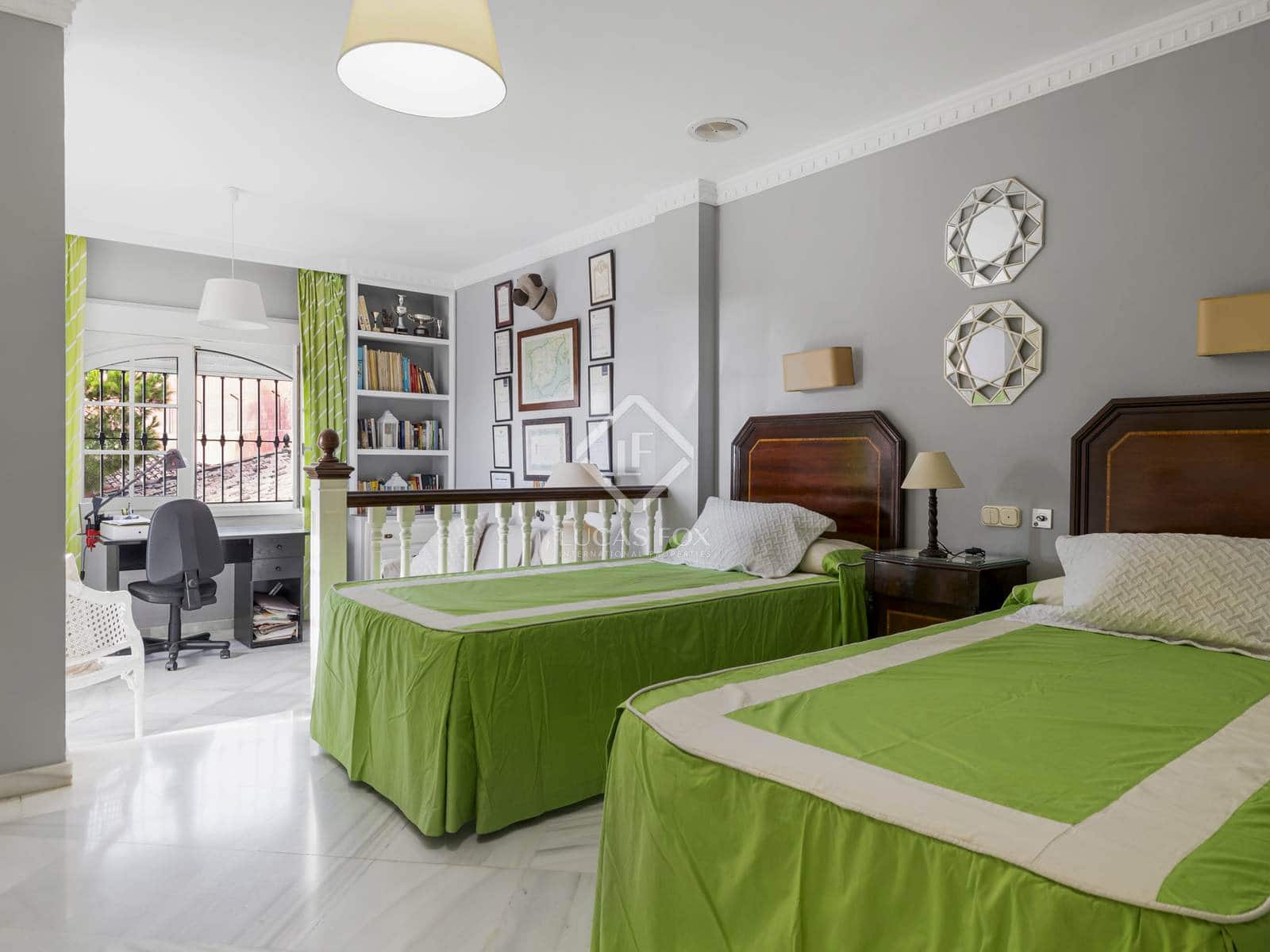 6 bedroom Villa for sale in Estepona with pool garage - € 3,800,000 (Ref: 8613944)