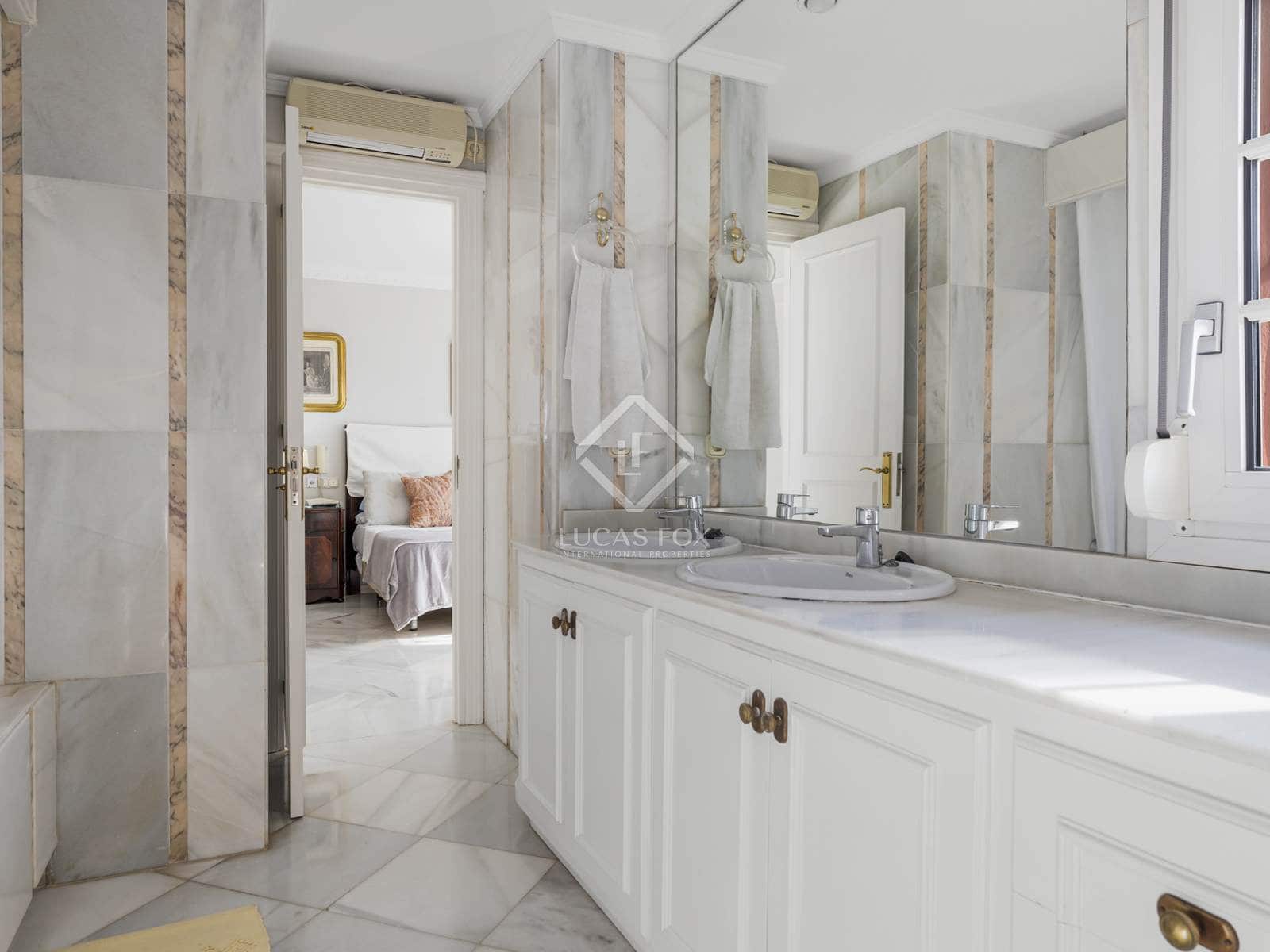 6 bedroom Villa for sale in Estepona with pool garage - € 3,800,000 (Ref: 8613944)