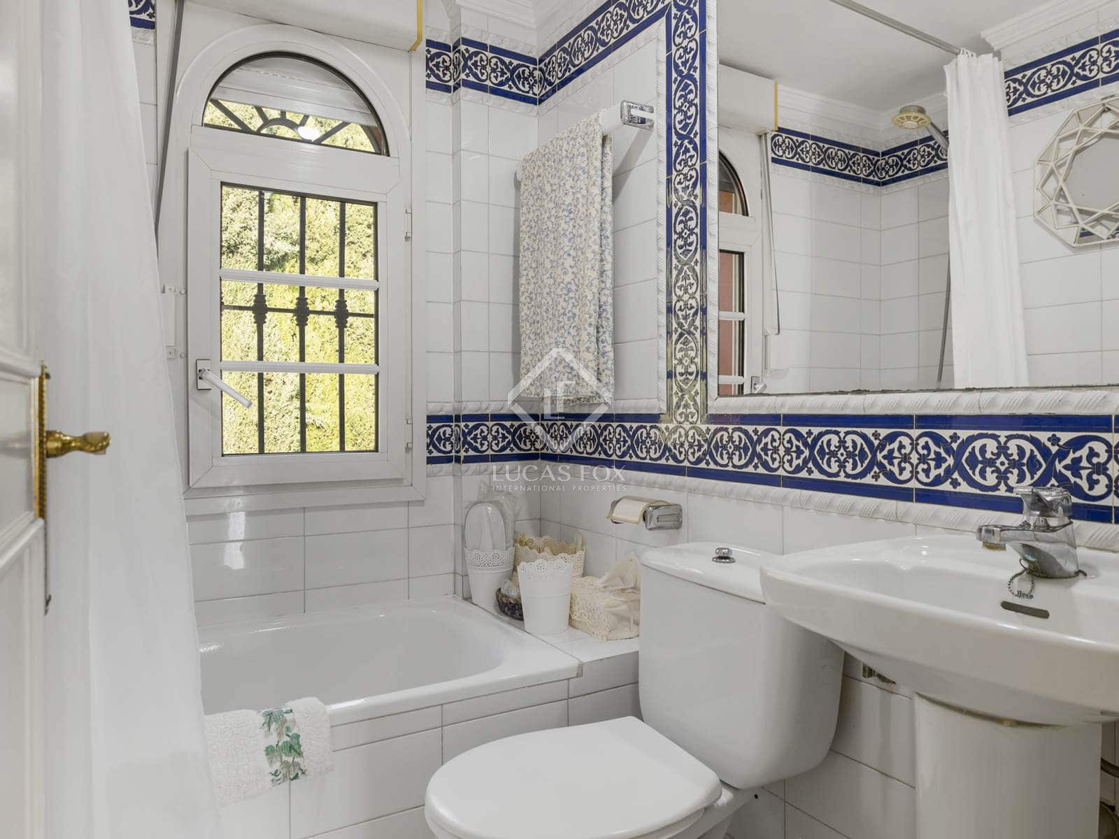 6 bedroom Villa for sale in Estepona with pool garage - € 3,800,000 (Ref: 8613944)