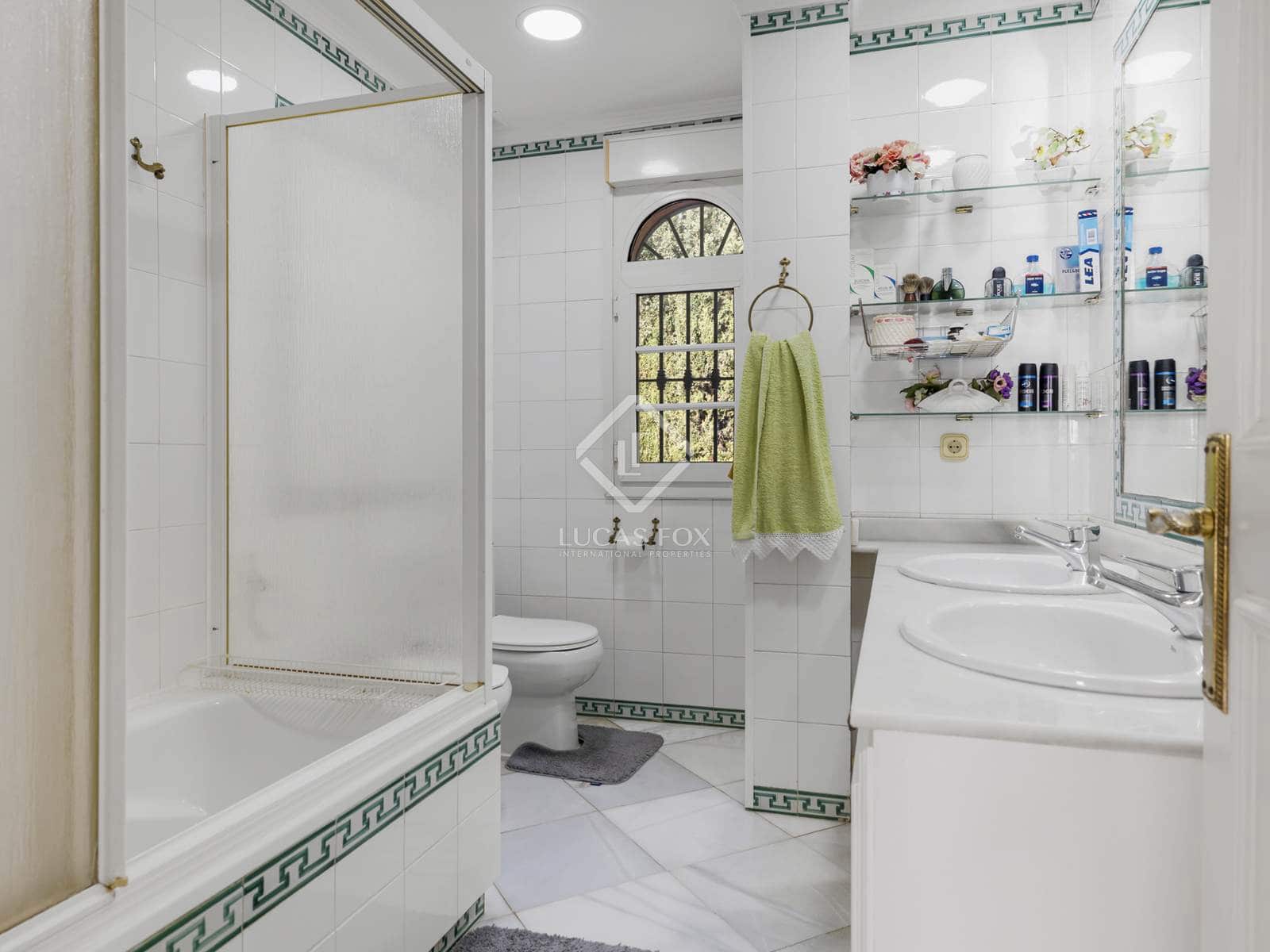 6 bedroom Villa for sale in Estepona with pool garage - € 3,800,000 (Ref: 8613944)