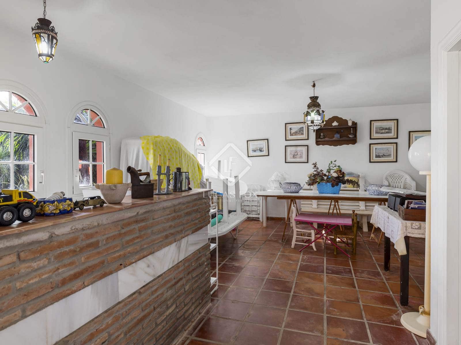 6 bedroom Villa for sale in Estepona with pool garage - € 3,800,000 (Ref: 8613944)